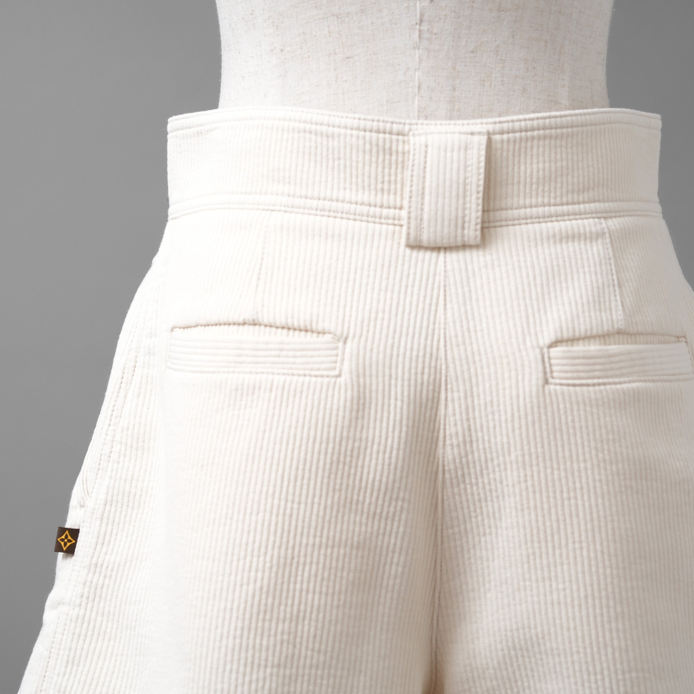 LOUIS VUITTON ルイヴィトン / 22AW コーデュロイ カーゴ  ショートパンツ/ RW222J DA8 FNPA16 / size 38 (IVORY WHITE × GOLD) レディース