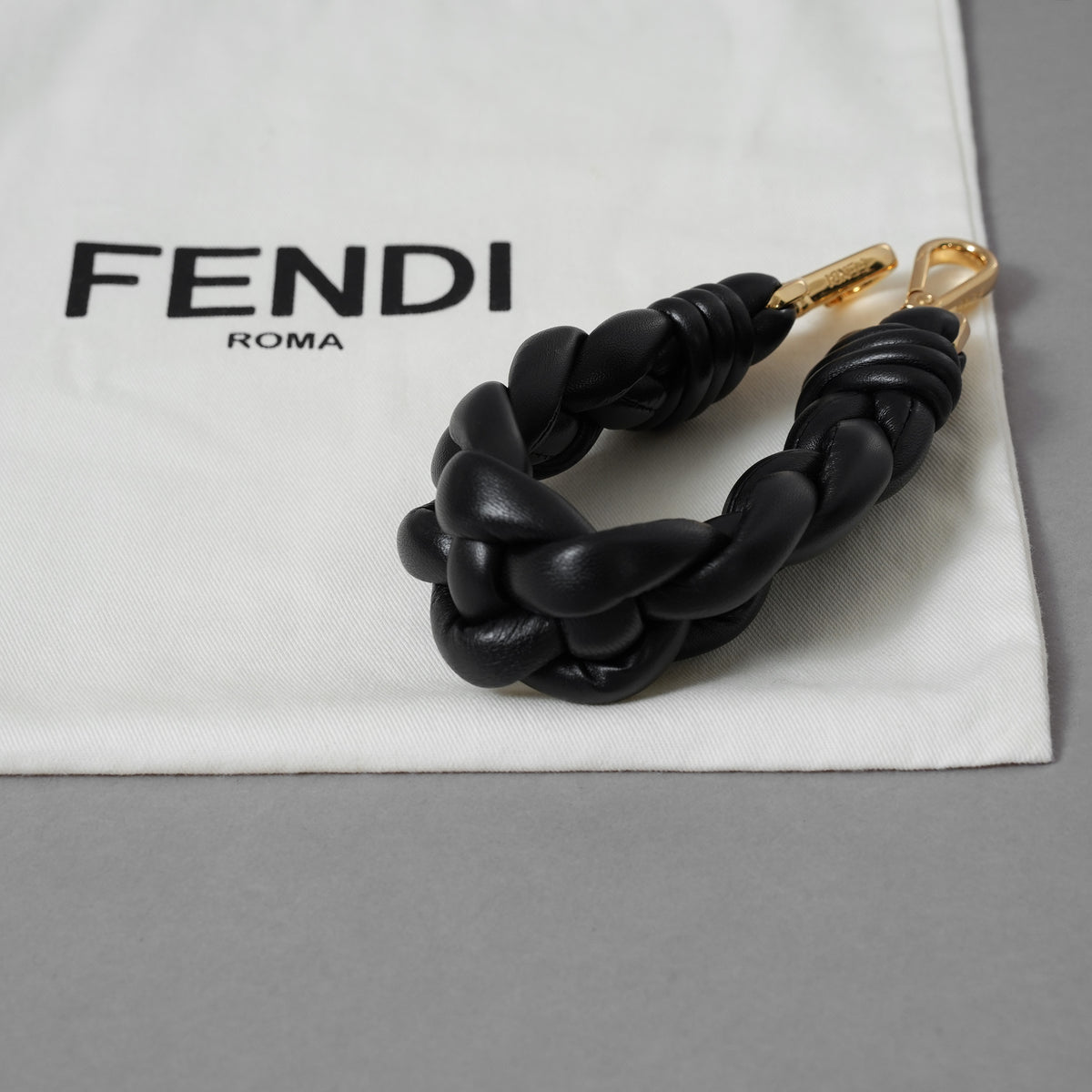 FENDI フェンディ / 美品 ミニ ストラップ ユー（Mini Strap You）ナッパレザー 編み込み ショートストラップ アクセサリー / BLACK 352081-izm