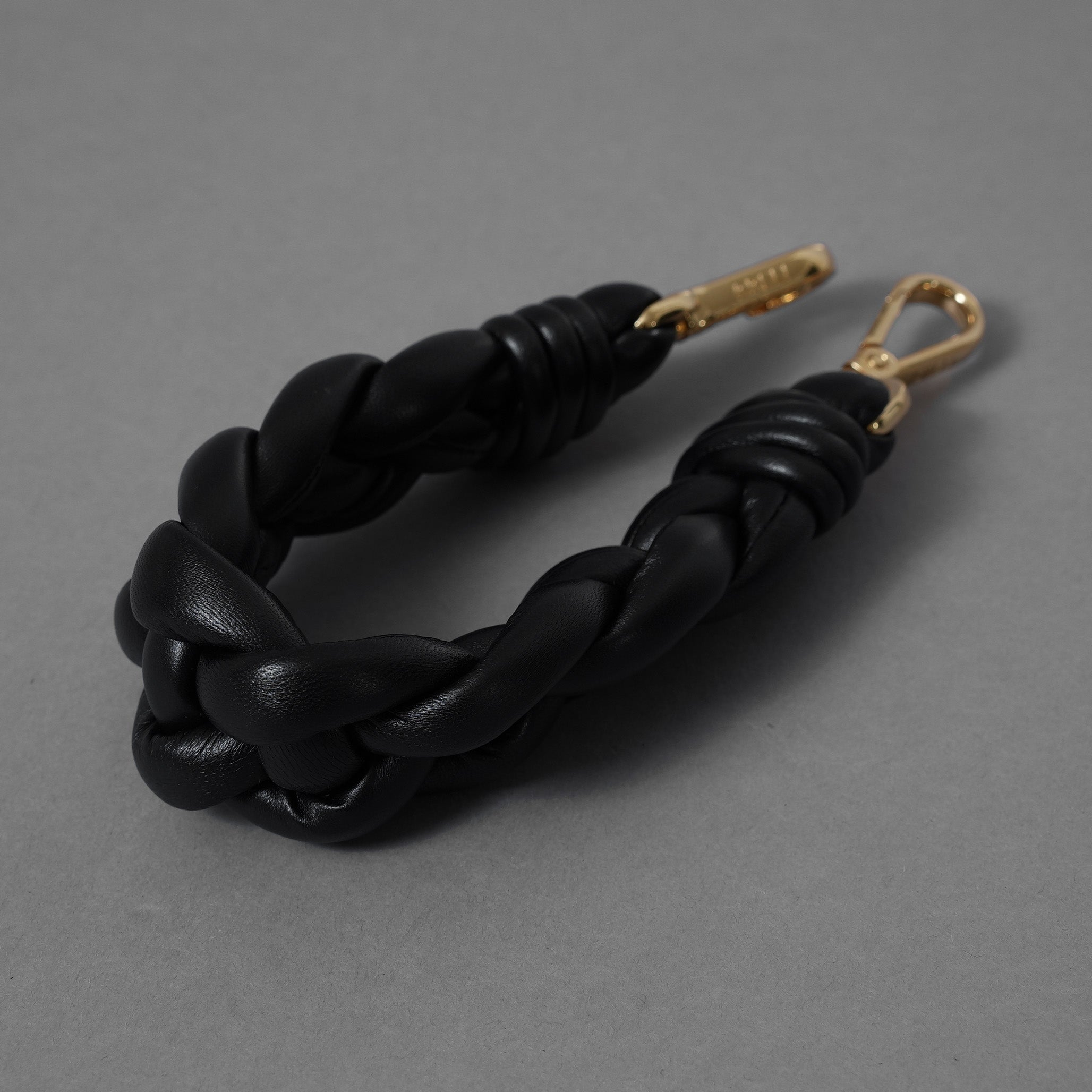 FENDI フェンディ / 美品 ミニ ストラップ ユー（Mini Strap You）ナッパレザー 編み込み ショートストラップ アクセサリー / BLACK 352081-izm