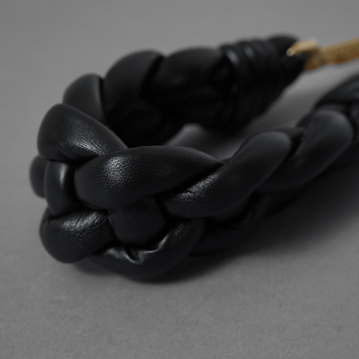 FENDI フェンディ / 美品 ミニ ストラップ ユー（Mini Strap You）ナッパレザー 編み込み ショートストラップ アクセサリー / BLACK 352081-izm