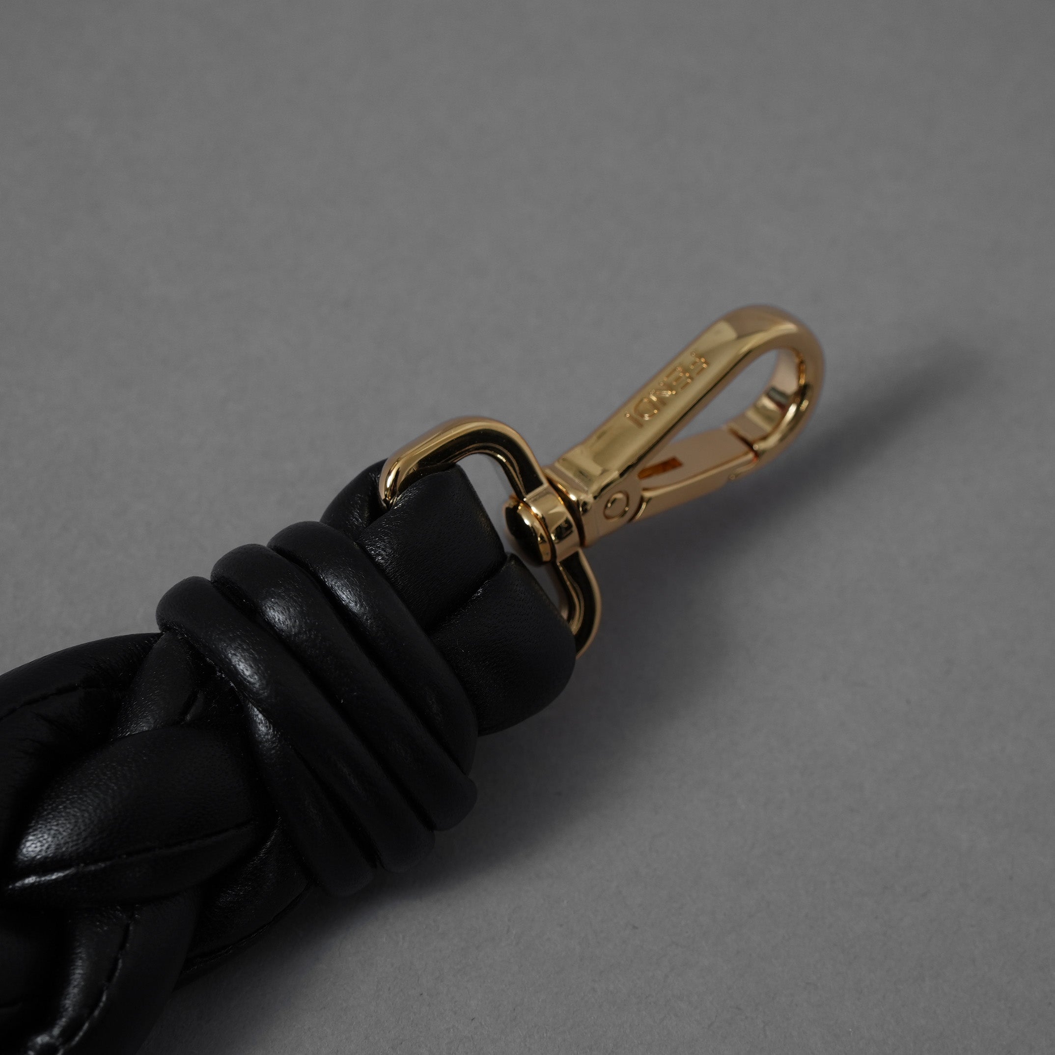 FENDI フェンディ / 美品 ミニ ストラップ ユー（Mini Strap You）ナッパレザー 編み込み ショートストラップ アクセサリー / BLACK 352081-izm