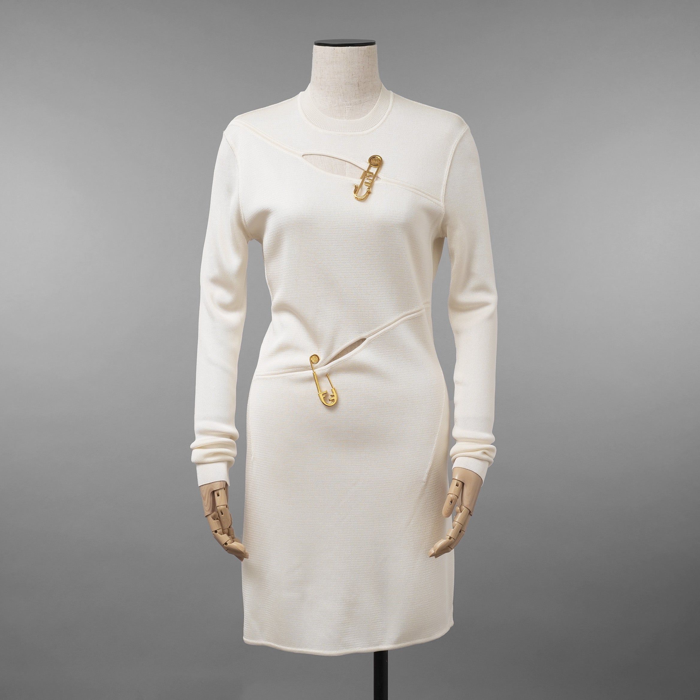 FENDACE フェンダーチェ FENDI x VERSACE コラボ / 美品 22SS セーフティピン ニットミニドレス / ワンピース / FZD952 AJTM / size 42 (IVORY）