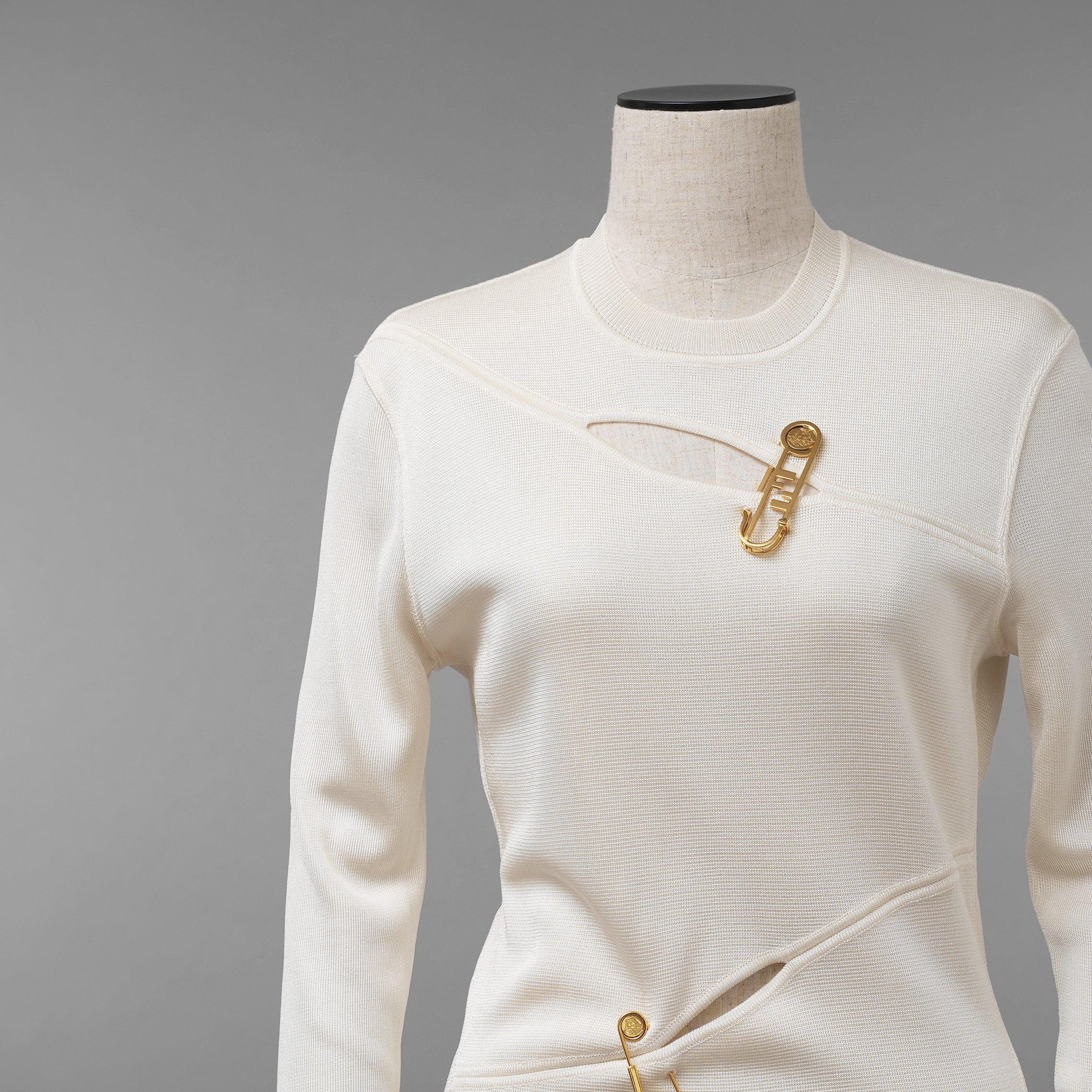 FENDACE フェンダーチェ FENDI x VERSACE コラボ / 美品 22SS セーフティピン ニットミニドレス / ワンピース / FZD952 AJTM / size 42 (IVORY）