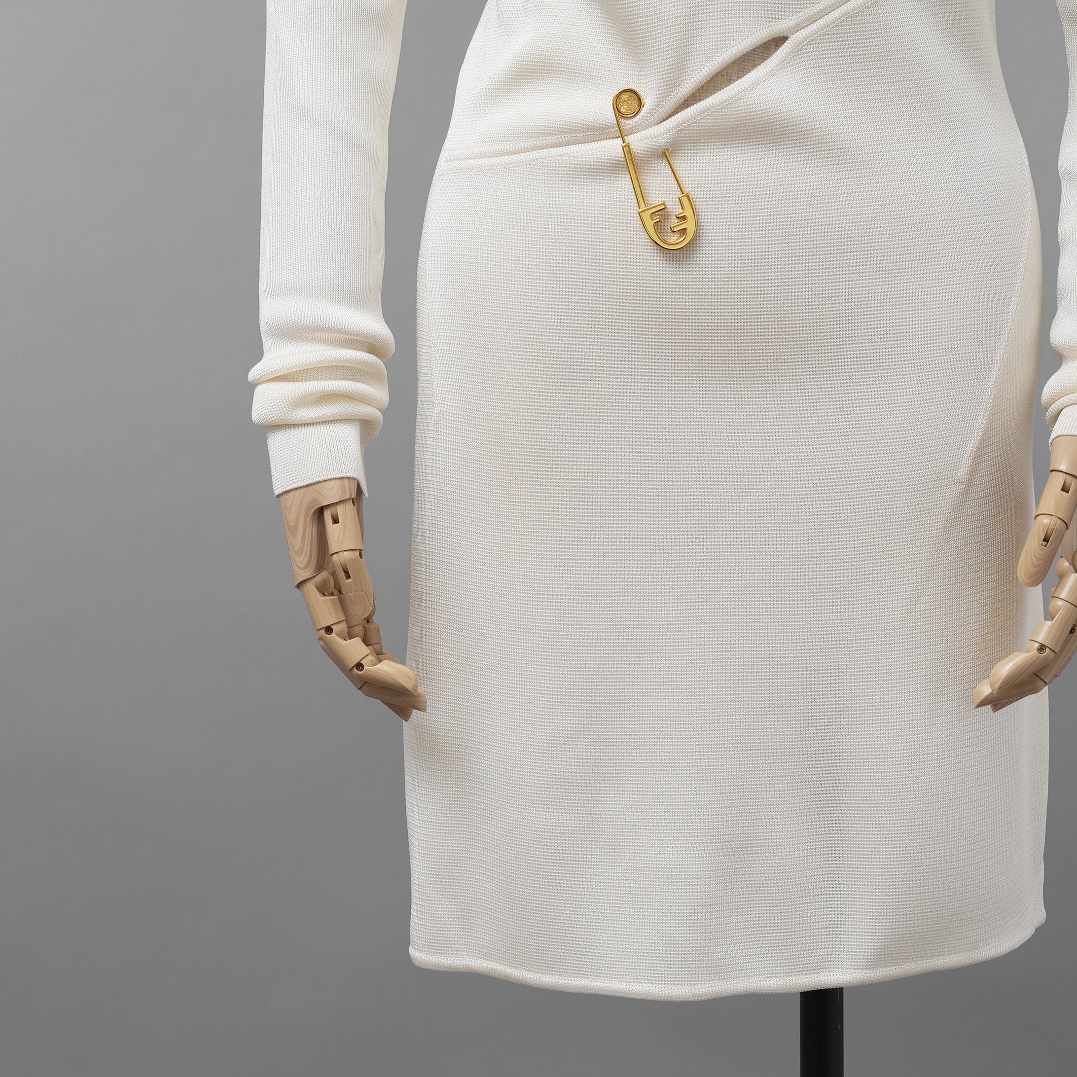 FENDACE フェンダーチェ FENDI x VERSACE コラボ / 美品 22SS セーフティピン ニットミニドレス / ワンピース / FZD952 AJTM / size 42 (IVORY）