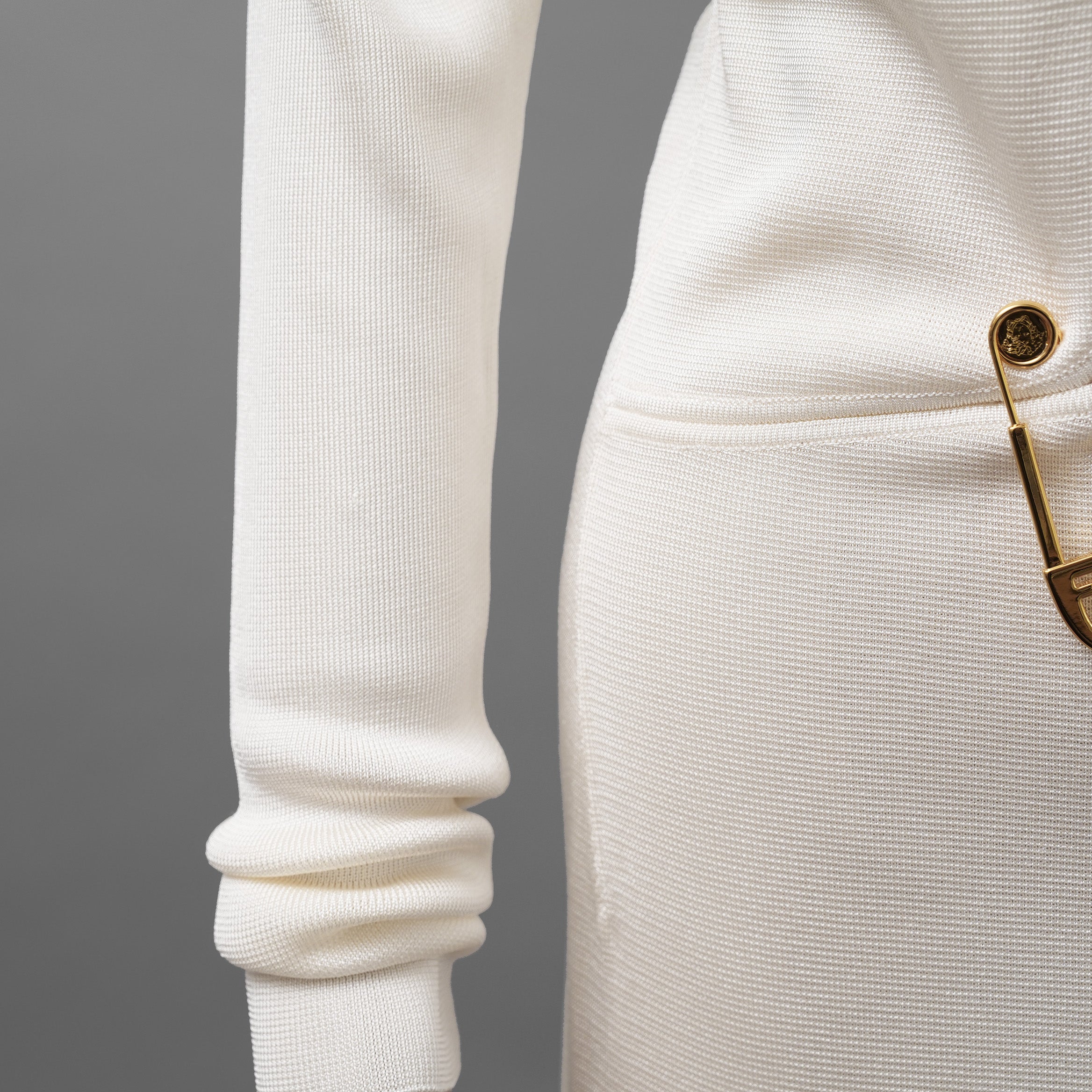 FENDACE フェンダーチェ FENDI x VERSACE コラボ / 美品 22SS セーフティピン ニットミニドレス / ワンピース / FZD952 AJTM / size 42 (IVORY）