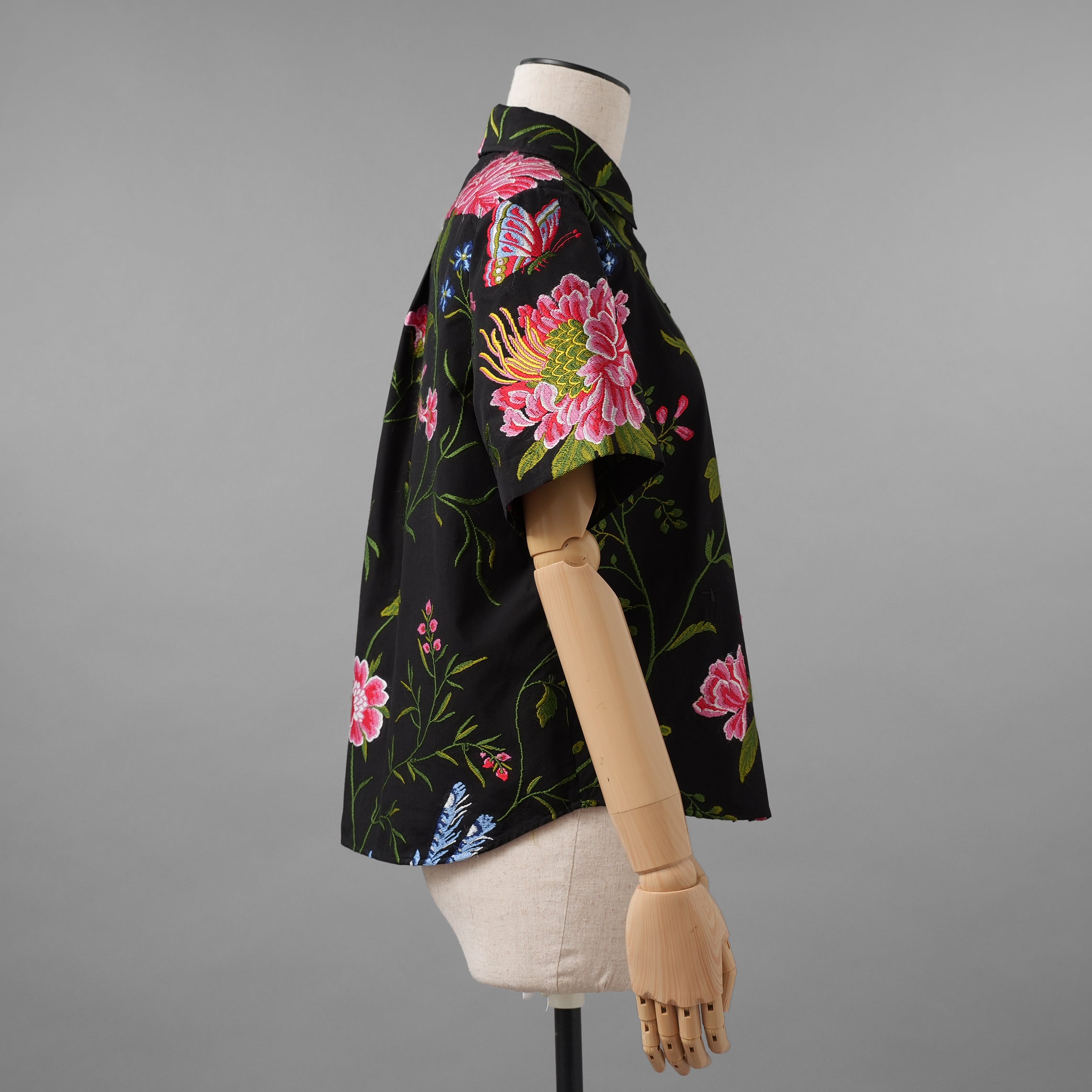 Christian Dior クリスチャンディオール / 美品 23SS ボタニカル柄刺繍 半袖シャツ / フローラルプリント ボタンアップ トップ / 321B61A3713 / size 40 (BLACK) レディース