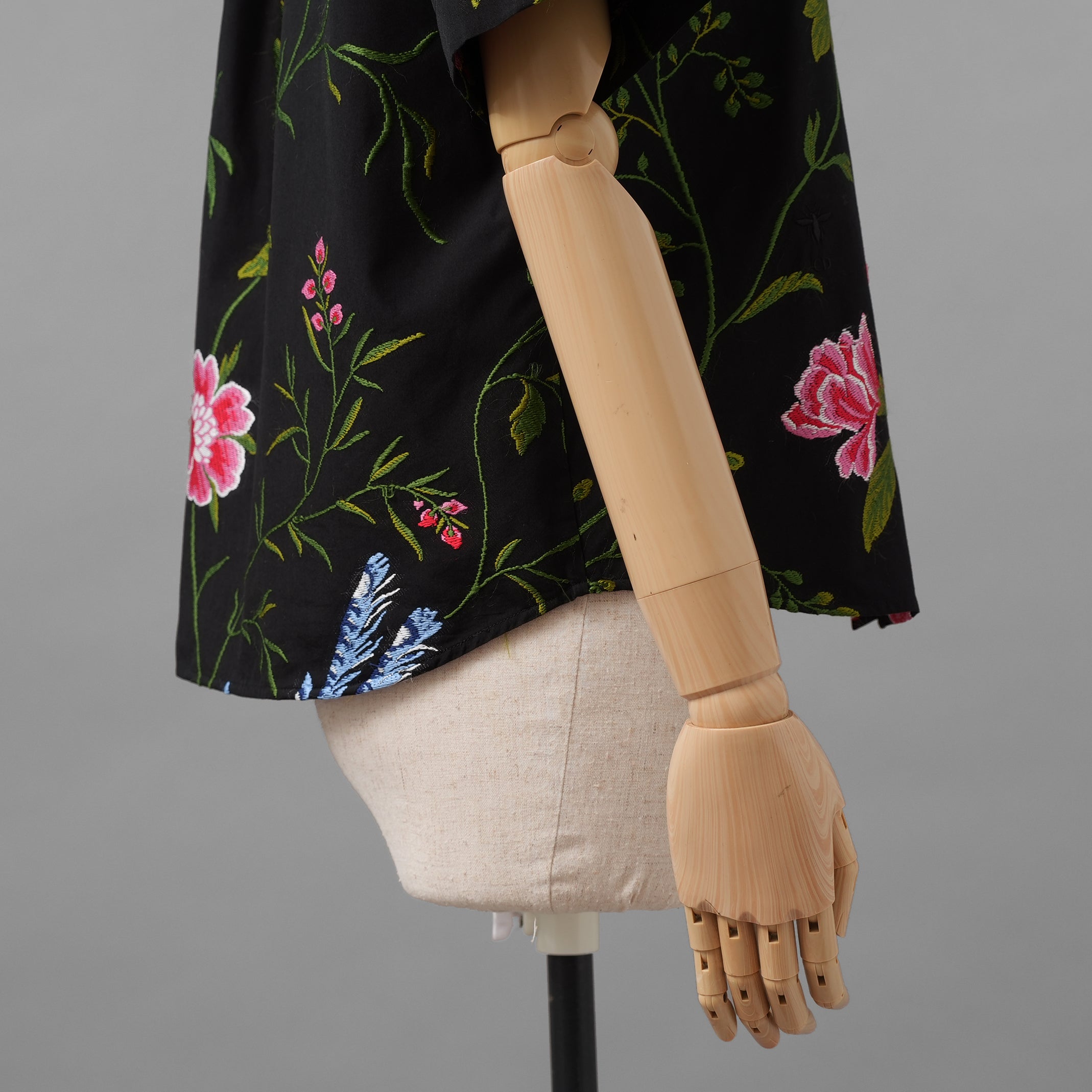 Christian Dior クリスチャンディオール / 美品 23SS ボタニカル柄刺繍 半袖シャツ / フローラルプリント ボタンアップ トップ / 321B61A3713 / size 40 (BLACK) レディース