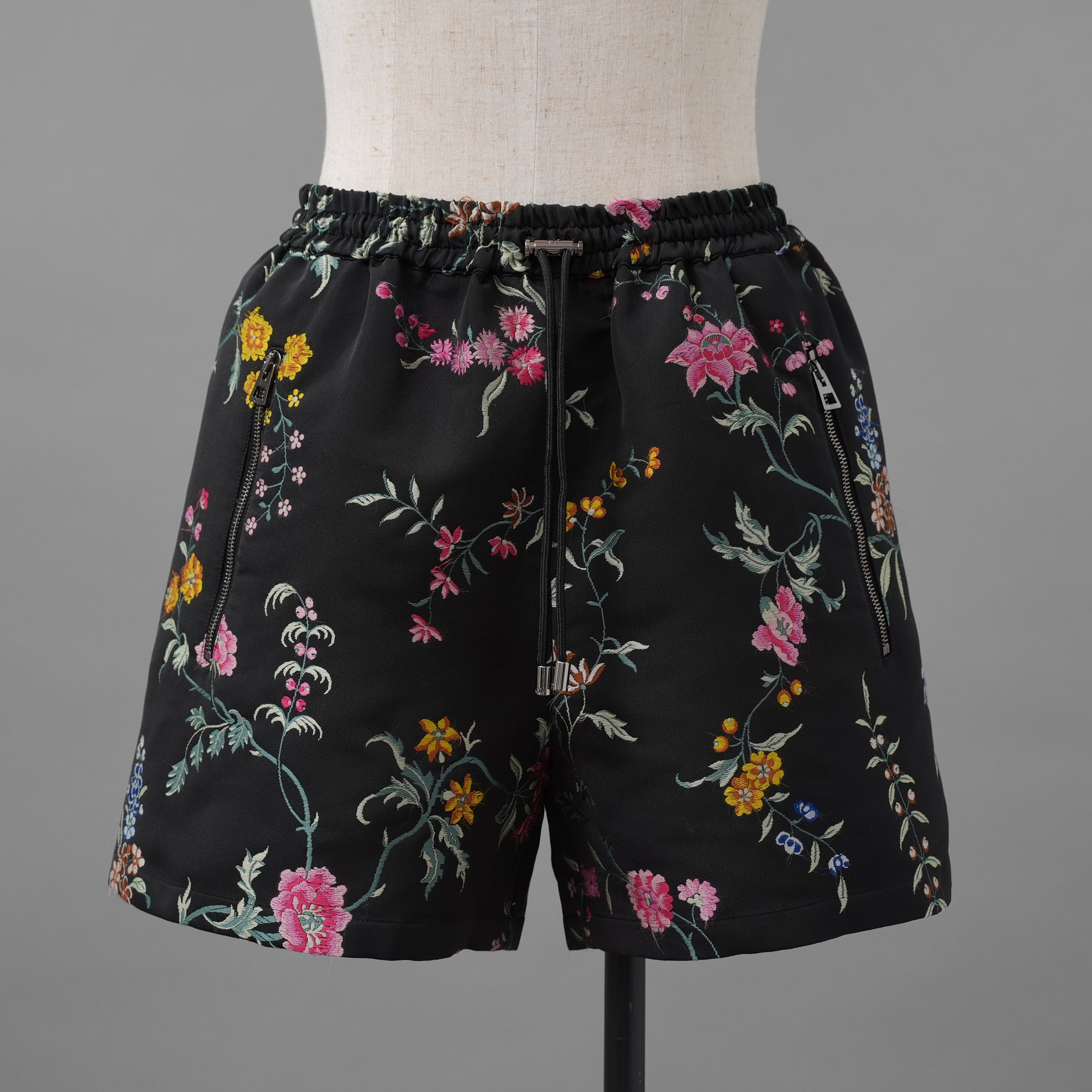 Christian Dior クリスチャンディオール / 美品 23SS ランウェイ look64 / 花柄刺繍 ブラックフローラル イージー / ショート パンツ / 327P16A2700 / size 40 (BLACK) レディース