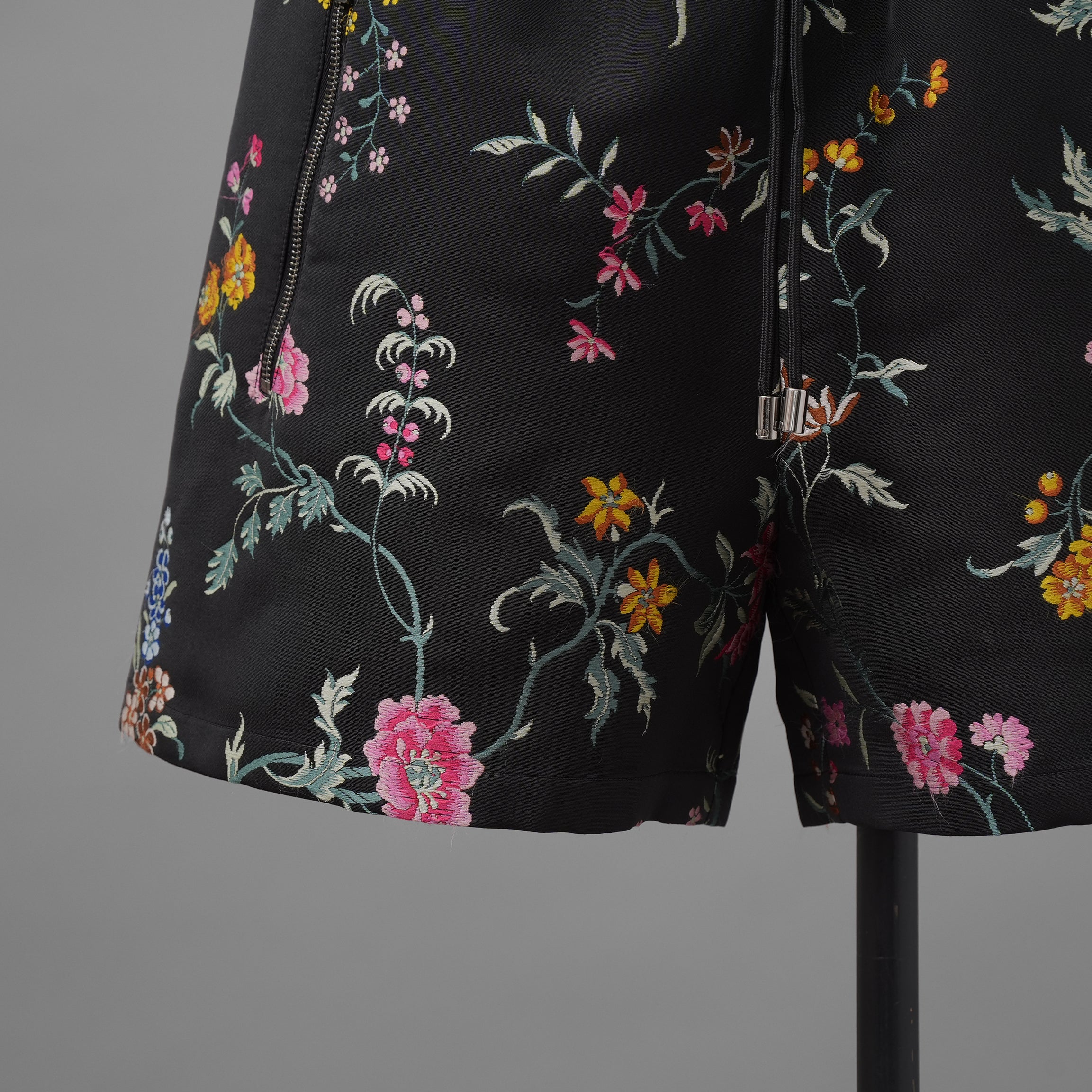 Christian Dior クリスチャンディオール / 美品 23SS ランウェイ look64 / 花柄刺繍 ブラックフローラル イージー / ショート パンツ / 327P16A2700 / size 40 (BLACK) レディース