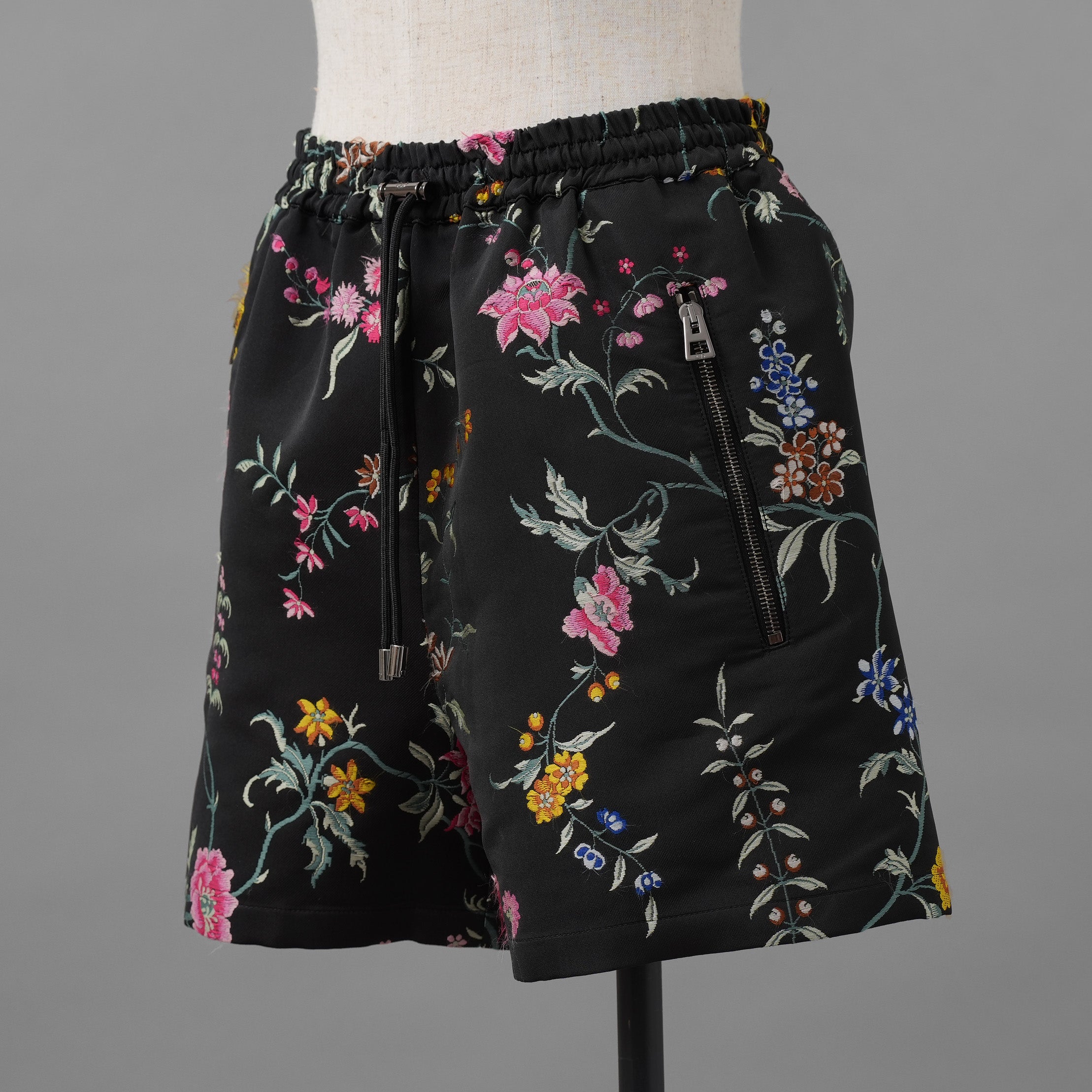 Christian Dior クリスチャンディオール / 美品 23SS ランウェイ look64 / 花柄刺繍 ブラックフローラル イージー / ショート パンツ / 327P16A2700 / size 40 (BLACK) レディース