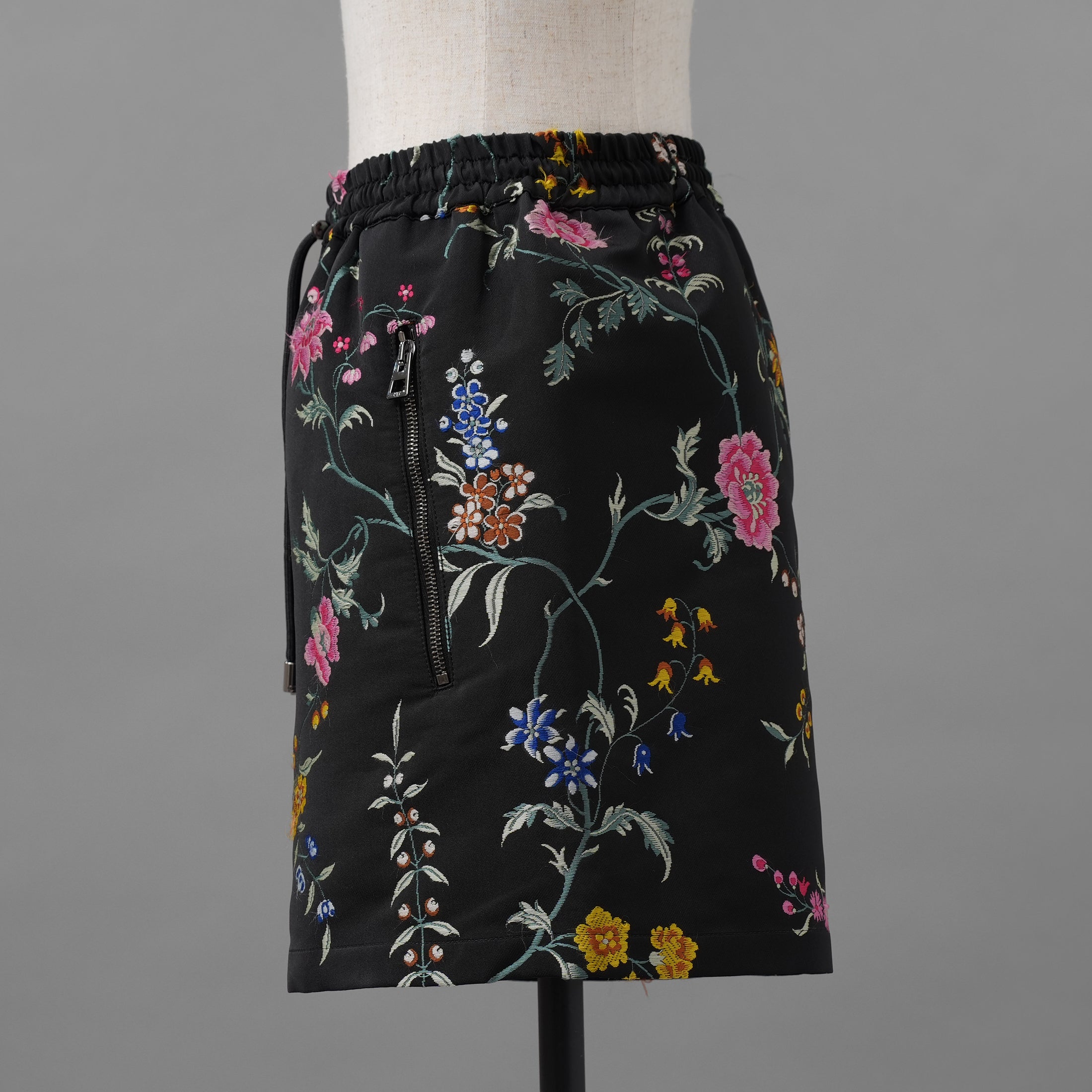 Christian Dior クリスチャンディオール / 美品 23SS ランウェイ look64 / 花柄刺繍 ブラックフローラル イージー / ショート パンツ / 327P16A2700 / size 40 (BLACK) レディース