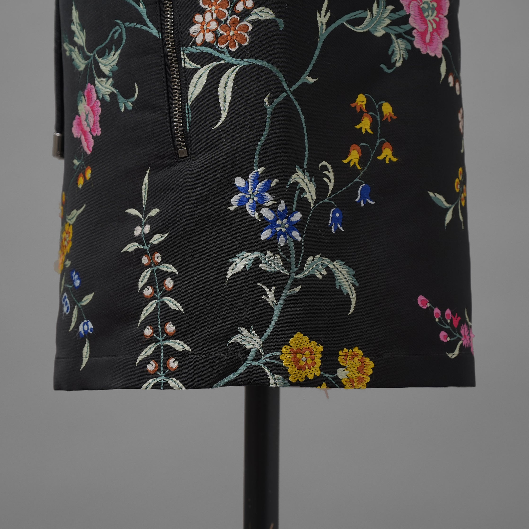 Christian Dior クリスチャンディオール / 美品 23SS ランウェイ look64 / 花柄刺繍 ブラックフローラル イージー / ショート パンツ / 327P16A2700 / size 40 (BLACK) レディース