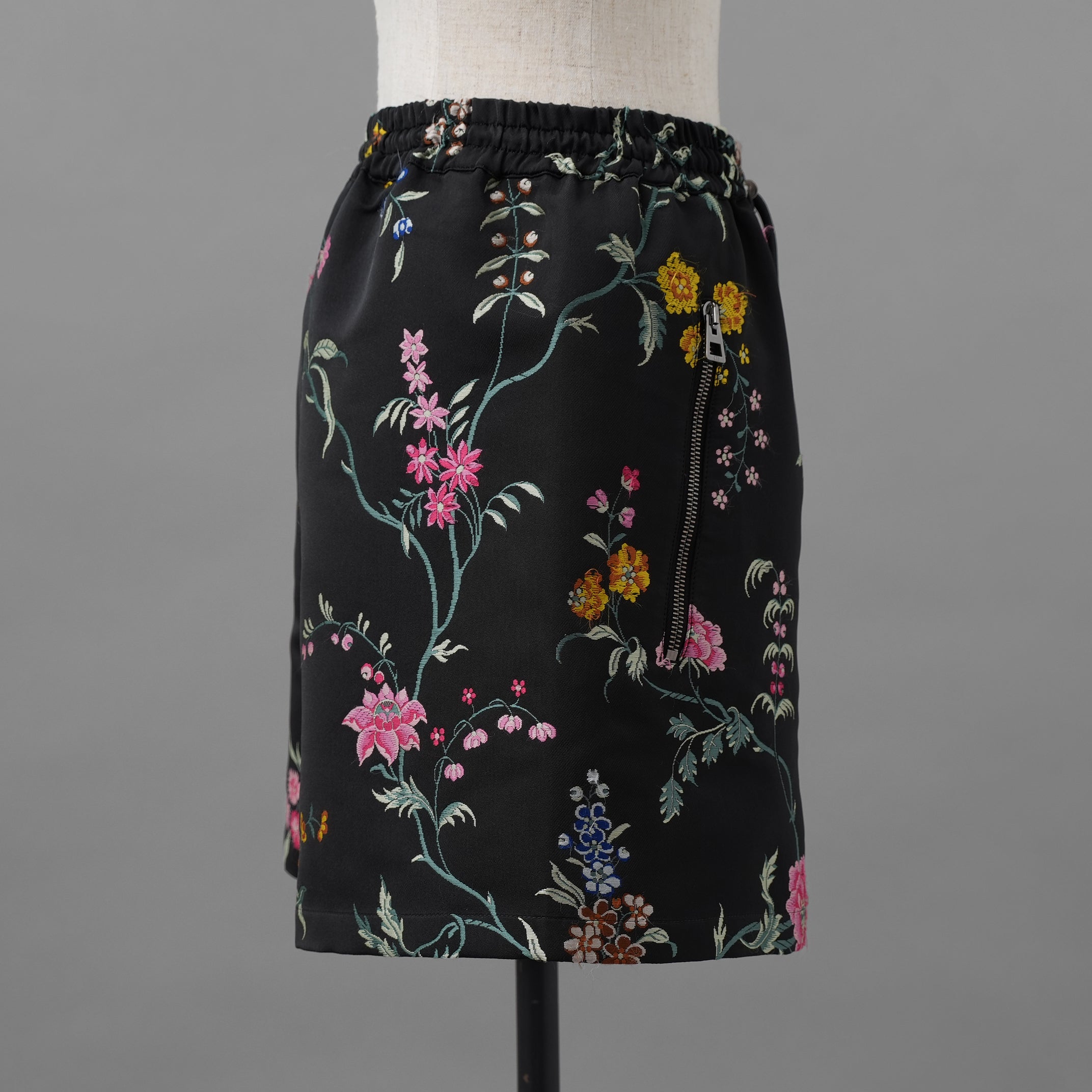 Christian Dior クリスチャンディオール / 美品 23SS ランウェイ look64 / 花柄刺繍 ブラックフローラル イージー / ショート パンツ / 327P16A2700 / size 40 (BLACK) レディース