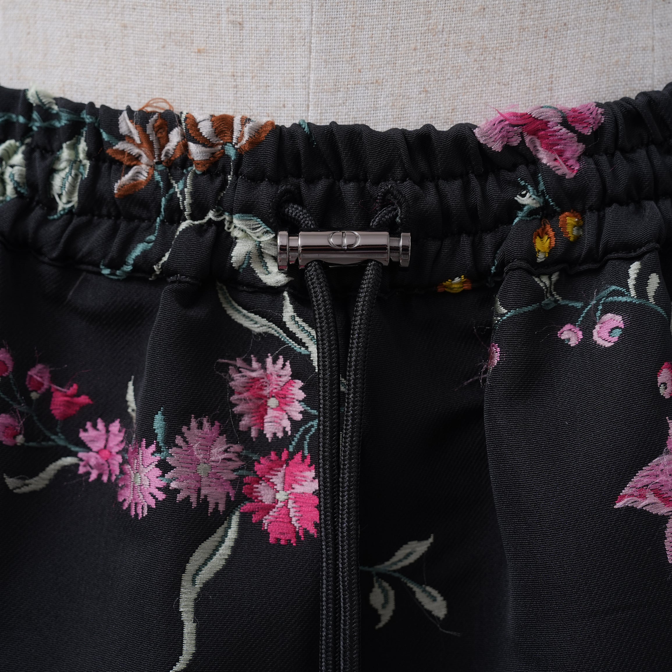 Christian Dior クリスチャンディオール / 美品 23SS ランウェイ look64 / 花柄刺繍 ブラックフローラル イージー / ショート パンツ / 327P16A2700 / size 40 (BLACK) レディース