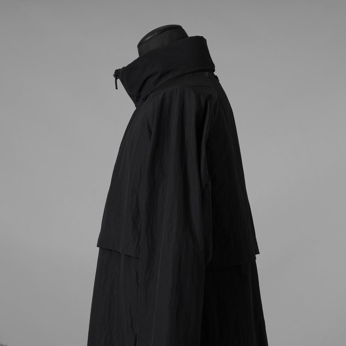 KAZUYUKI KUMAGAI ATTACHMENT カズユキ クマガイ アタッチメント / 20SS 塩縮タスランナイロンタフタ スタンドカラー コート / AC01-211 / size 2 (BLACK) 123032-alm