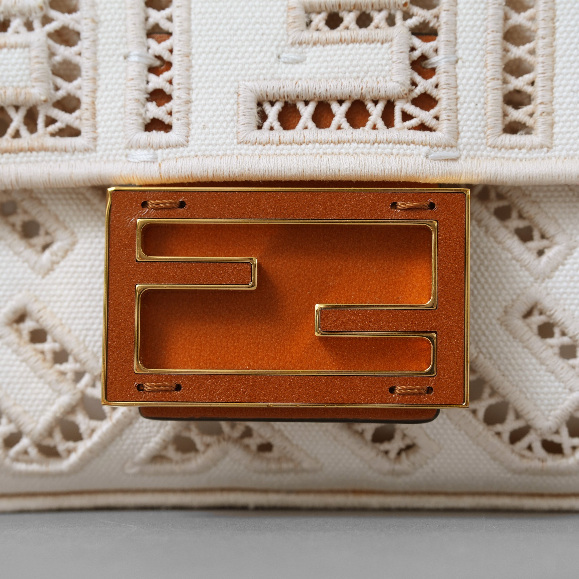 FENDI フェンディ / 21SS BAGUETTE CANVAS RICAMO FF AJOUR バゲット ミニ ハンドバッグ / ショルダーバッグ / 8BS017 AF2V F1DSV / IVORY