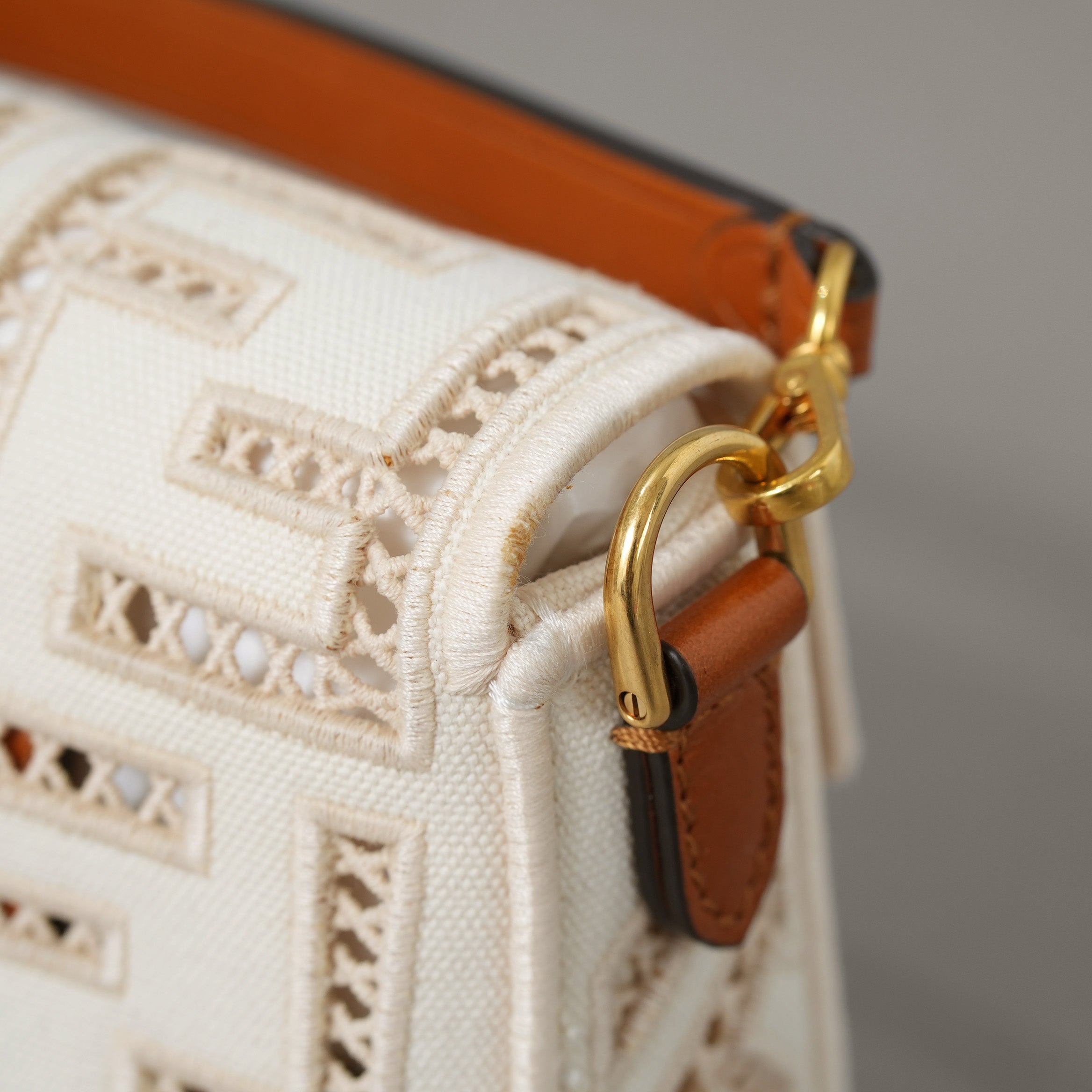 FENDI フェンディ / 21SS BAGUETTE CANVAS RICAMO FF AJOUR バゲット ミニ ハンドバッグ / ショルダーバッグ / 8BS017 AF2V F1DSV / IVORY
