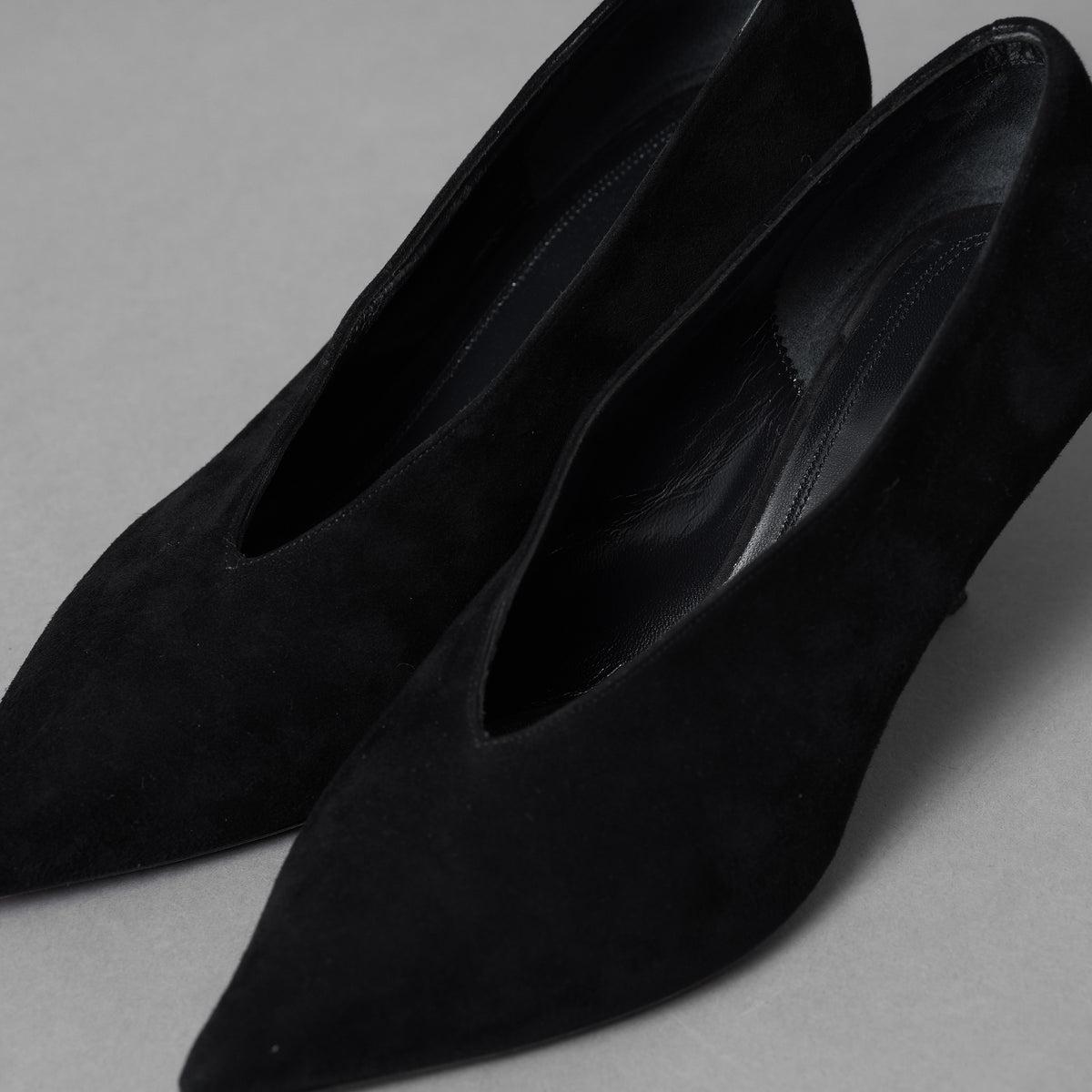 未使用 CELINE セリーヌ / エッセンシャル Vネック スウェード パンプス シューズ / size 35.5 (22.5cm) BLACK レディース 352113-izm