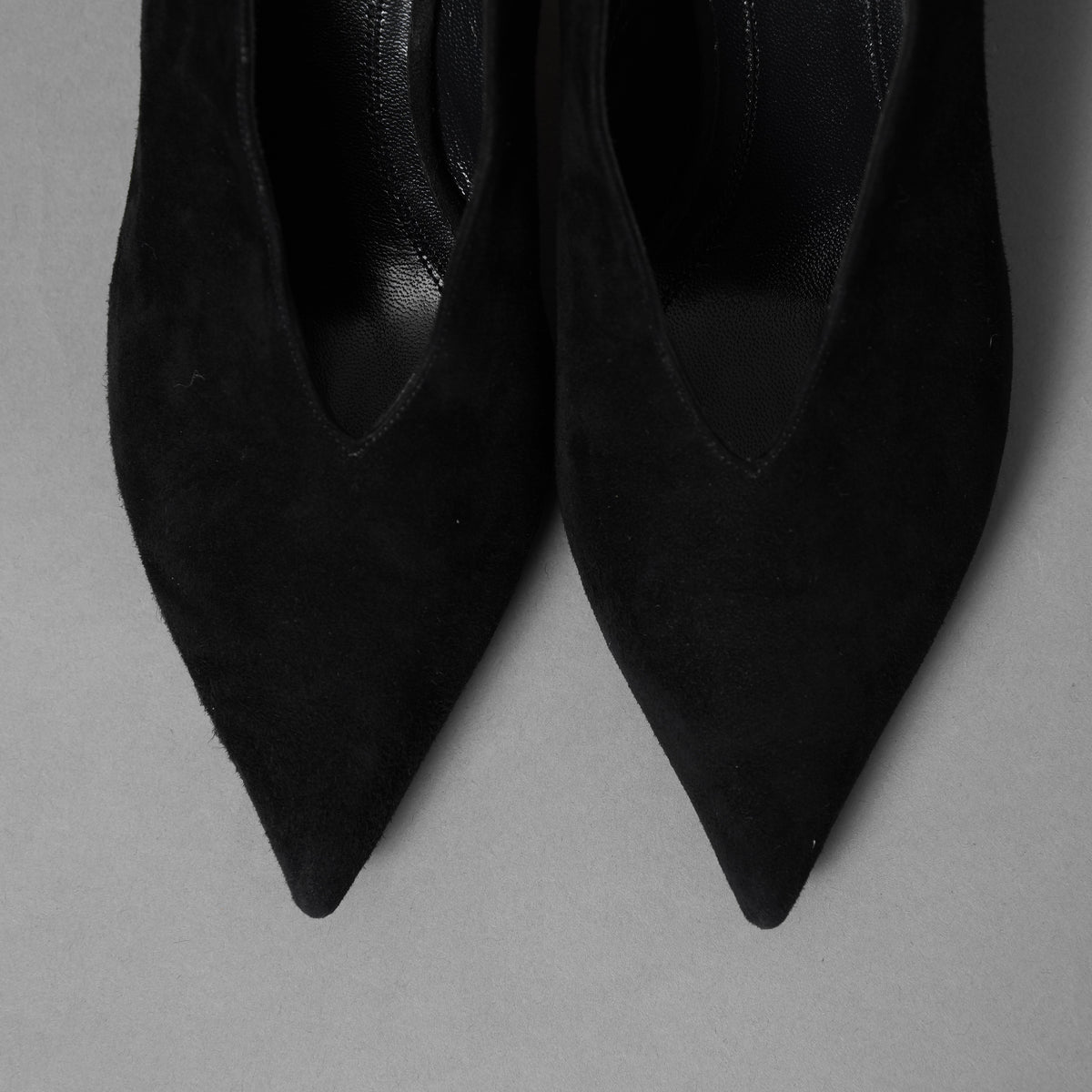 未使用 CELINE セリーヌ / エッセンシャル Vネック スウェード パンプス シューズ / size 35.5 (22.5cm) BLACK レディース 352113-izm