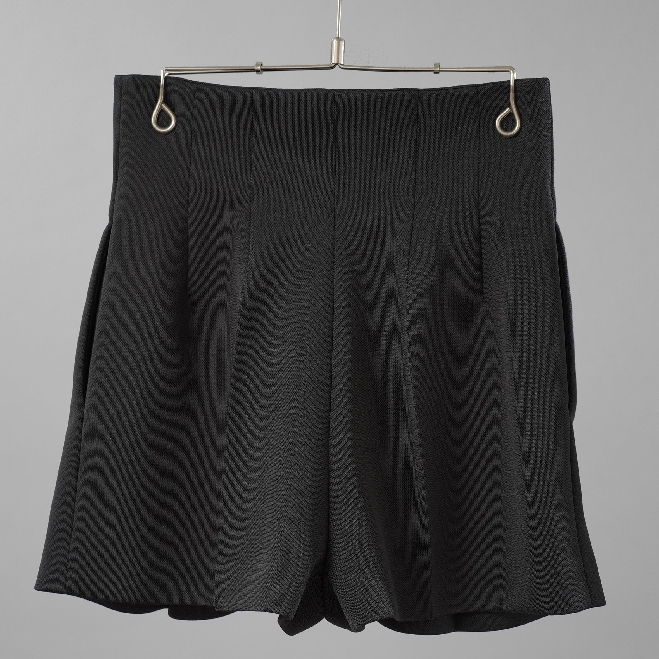 FENDI フェンディ / 美品 22AW タック ショートパンツ / キュロット / FR6336 AGTS / size 42 (BLACK) レディース