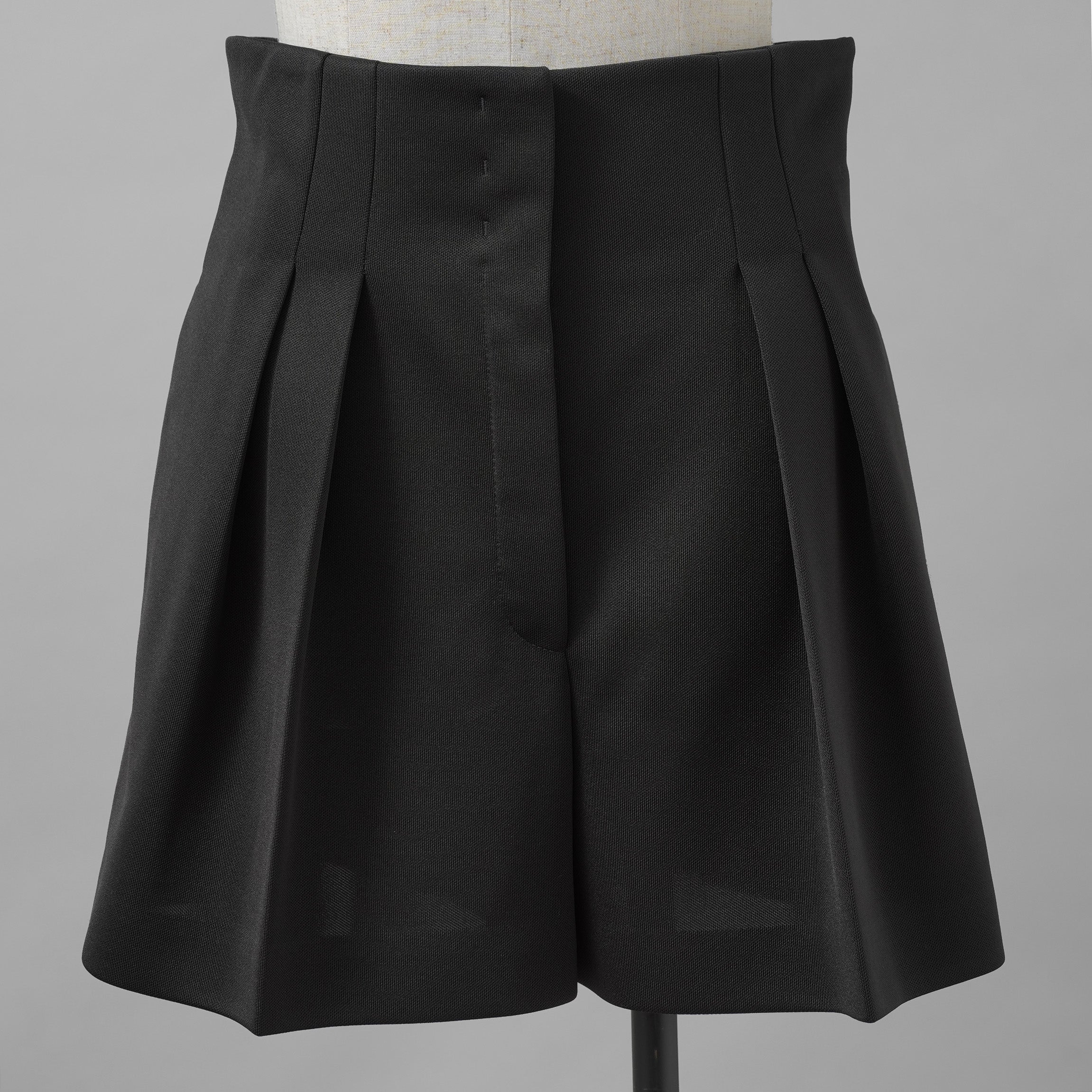 FENDI フェンディ / 美品 22AW タック ショートパンツ / キュロット / FR6336 AGTS / size 42 (BLACK) レディース