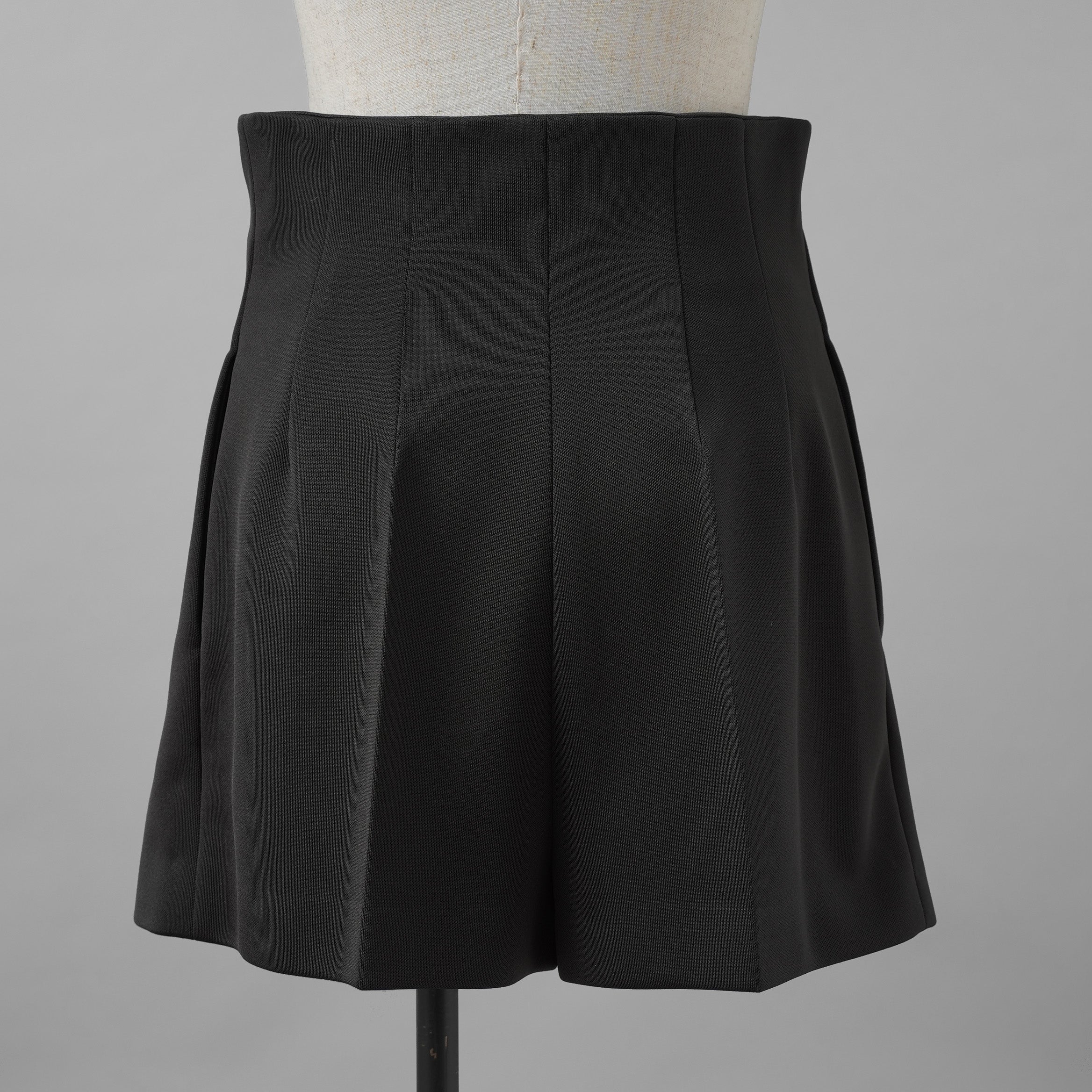 FENDI フェンディ / 美品 22AW タック ショートパンツ / キュロット / FR6336 AGTS / size 42 (BLACK) レディース