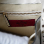 VALENTINO GARAVANI ヴァレンティノ ガラヴァーニ / ロックスタッズ グレインカーフスキン バケットバッグ / ショルダーバッグ / 3W2B0L31VSF / IVORY レディース 352117-izm