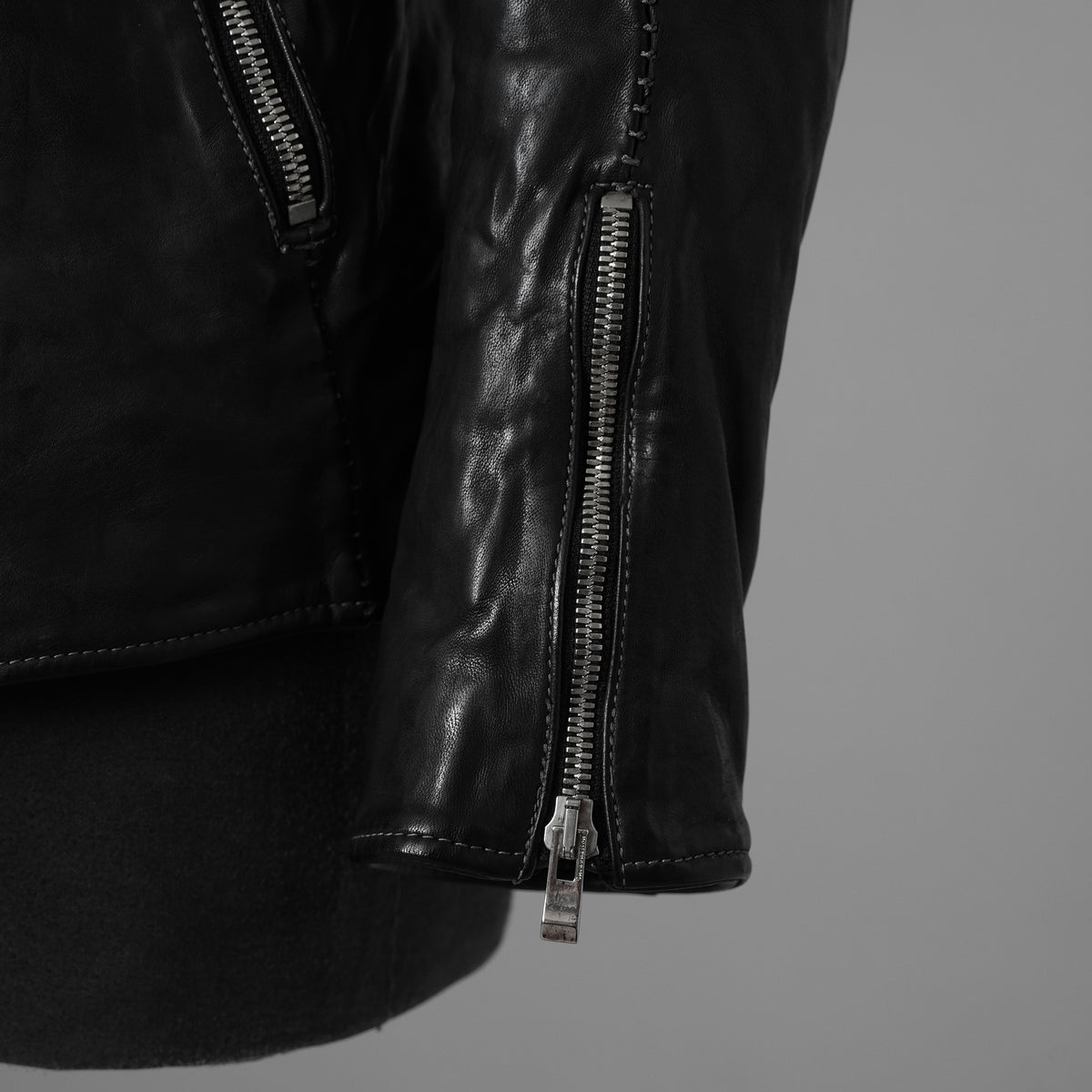 incarnation インカネーション / 極美品 21AW HORSE LEATHER NO COLLAR ZIP/F MOTO #2 LINED JB-4 ホース オーバーロック レザージャケット / 12411-41487-NK-01 / size S (BLACK)