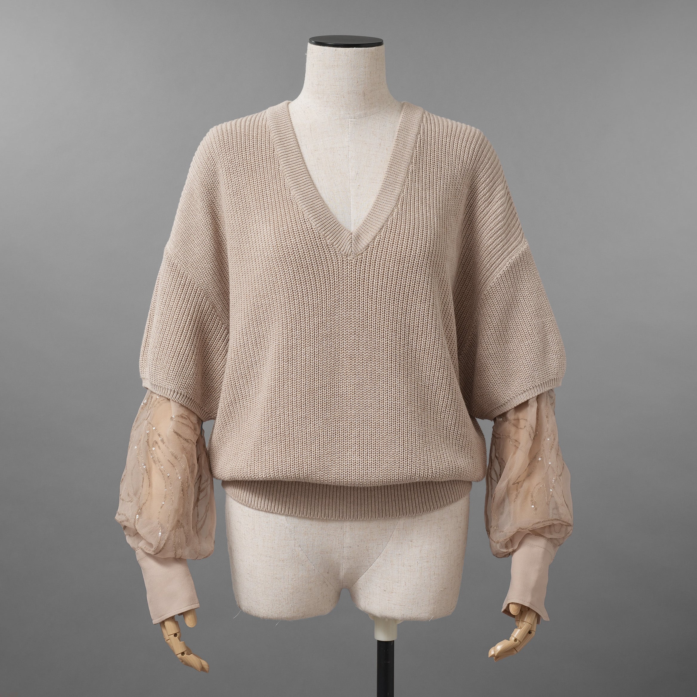 Brunello Cucinelli ブルネロクチネリ / 美品 22SS チュール切替 Vネックセーター /  ルーズフィット/ 袖シアー ビジュー装飾 / size XS (BEIGE) レディース