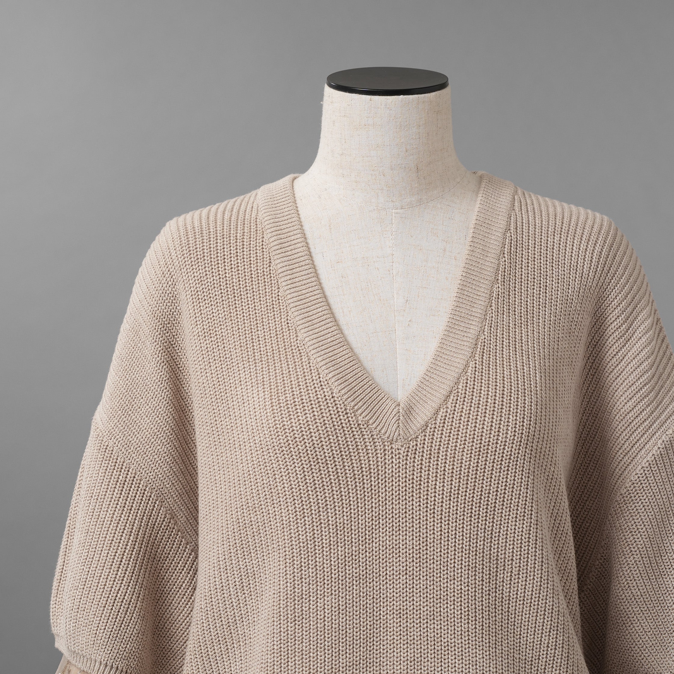 Brunello Cucinelli ブルネロクチネリ / 美品 22SS チュール切替 Vネックセーター /  ルーズフィット/ 袖シアー ビジュー装飾 / size XS (BEIGE) レディース