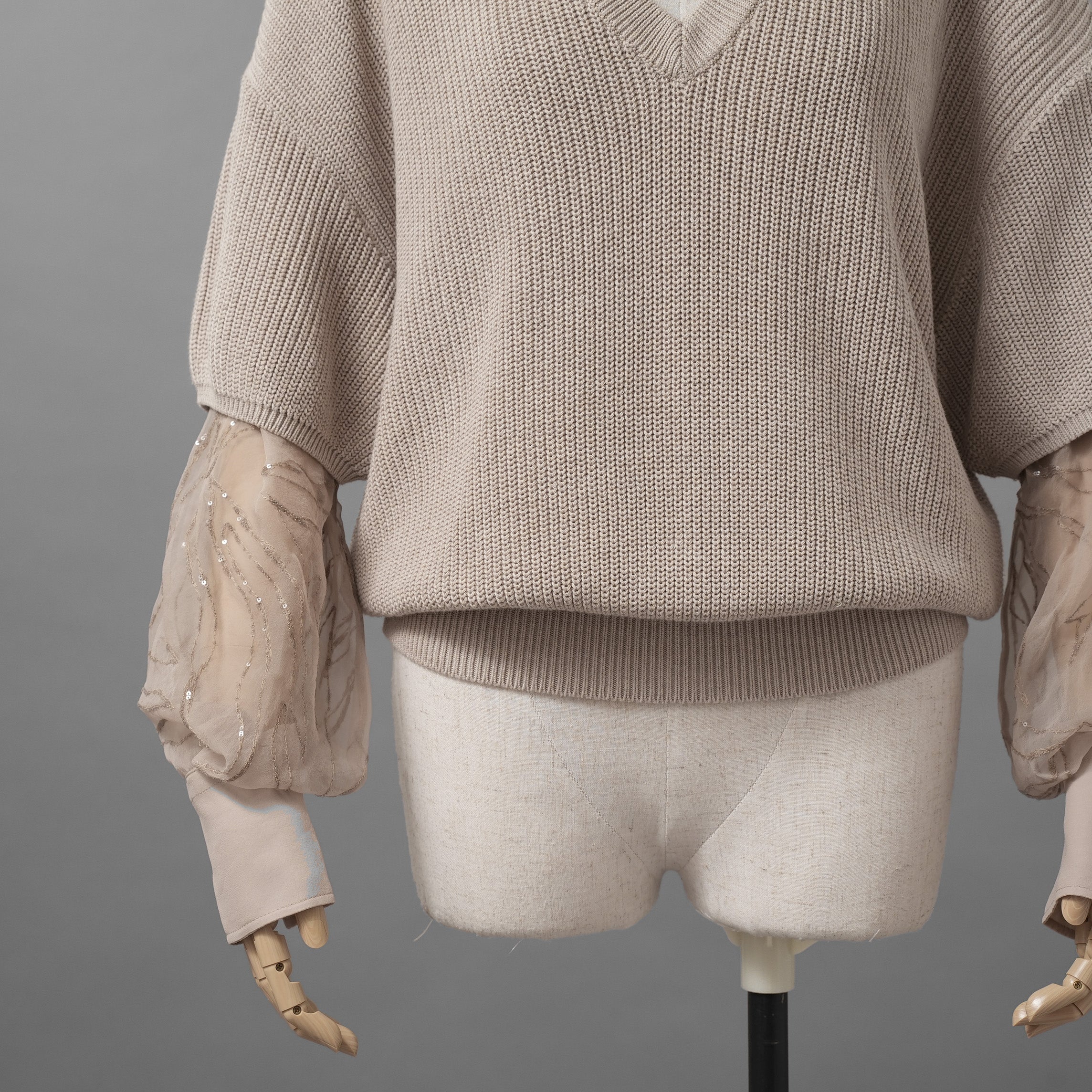 Brunello Cucinelli ブルネロクチネリ / 美品 22SS チュール切替 Vネックセーター /  ルーズフィット/ 袖シアー ビジュー装飾 / size XS (BEIGE) レディース