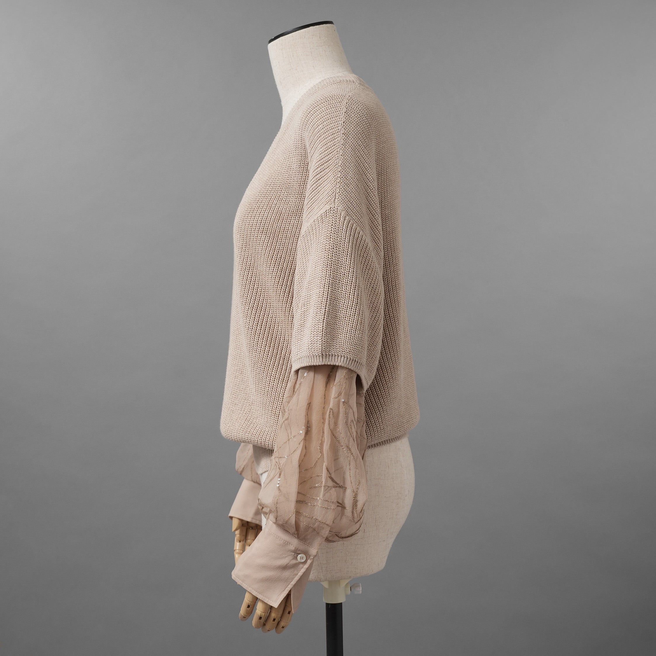 Brunello Cucinelli ブルネロクチネリ / 美品 22SS チュール切替 Vネックセーター /  ルーズフィット/ 袖シアー ビジュー装飾 / size XS (BEIGE) レディース