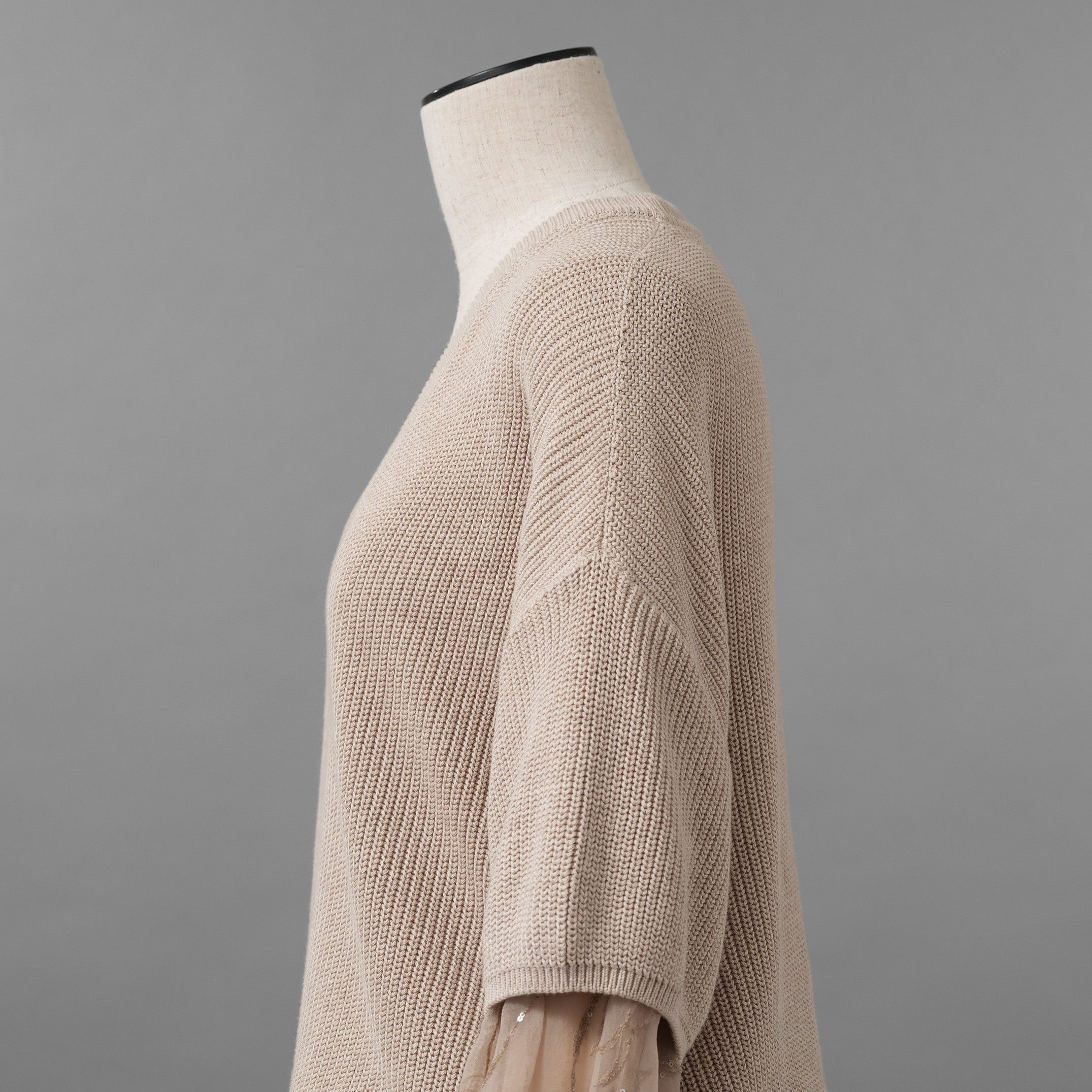Brunello Cucinelli ブルネロクチネリ / 美品 22SS チュール切替 Vネックセーター /  ルーズフィット/ 袖シアー ビジュー装飾 / size XS (BEIGE) レディース