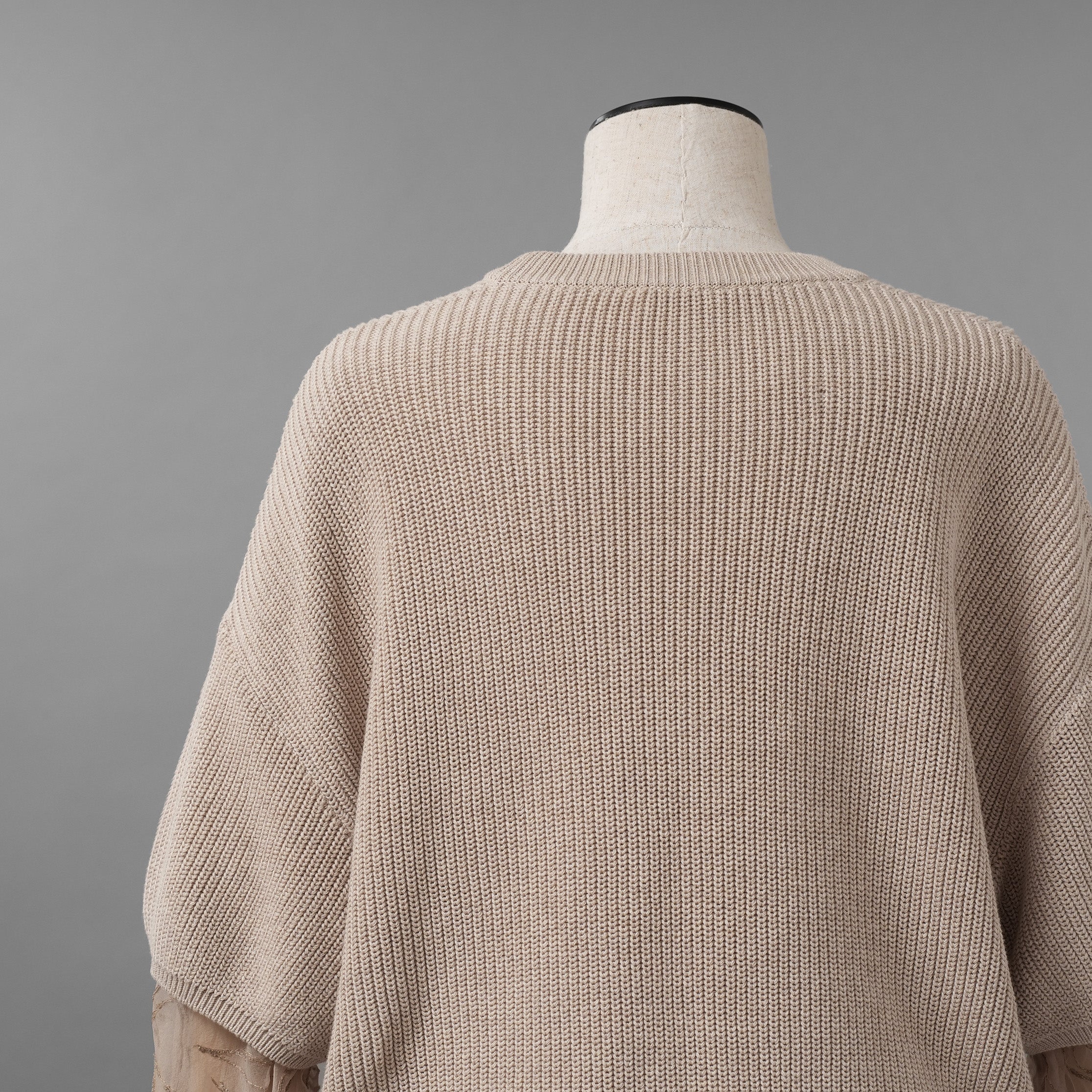 Brunello Cucinelli ブルネロクチネリ / 美品 22SS チュール切替 Vネックセーター /  ルーズフィット/ 袖シアー ビジュー装飾 / size XS (BEIGE) レディース
