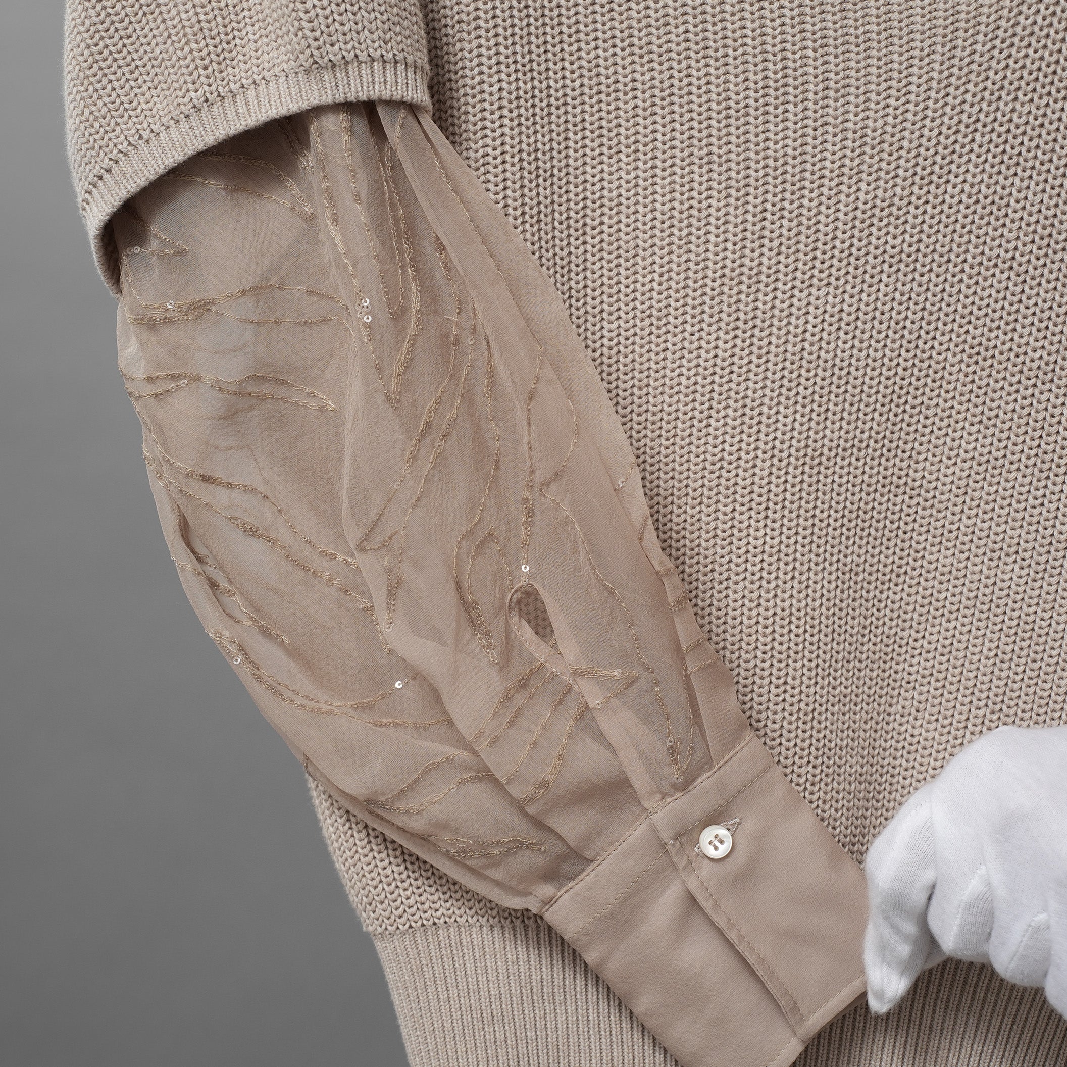 Brunello Cucinelli ブルネロクチネリ / 美品 22SS チュール切替 Vネックセーター /  ルーズフィット/ 袖シアー ビジュー装飾 / size XS (BEIGE) レディース