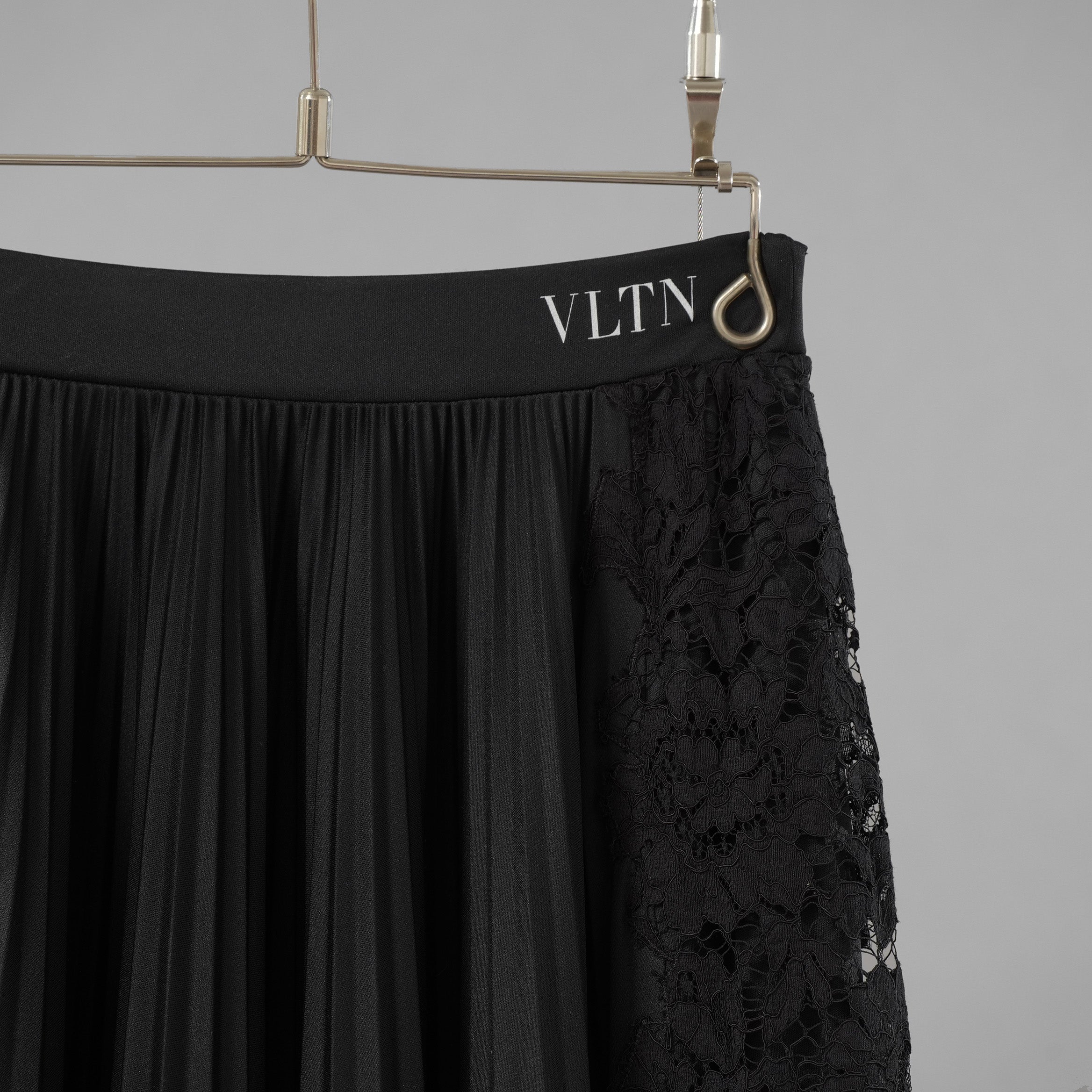 VALENTINO ヴァレンティノ / 美品 21SS VLTNロゴ プリーツ＆レース スカート / VB3MD02T668 / size XS (BLACK) レディース