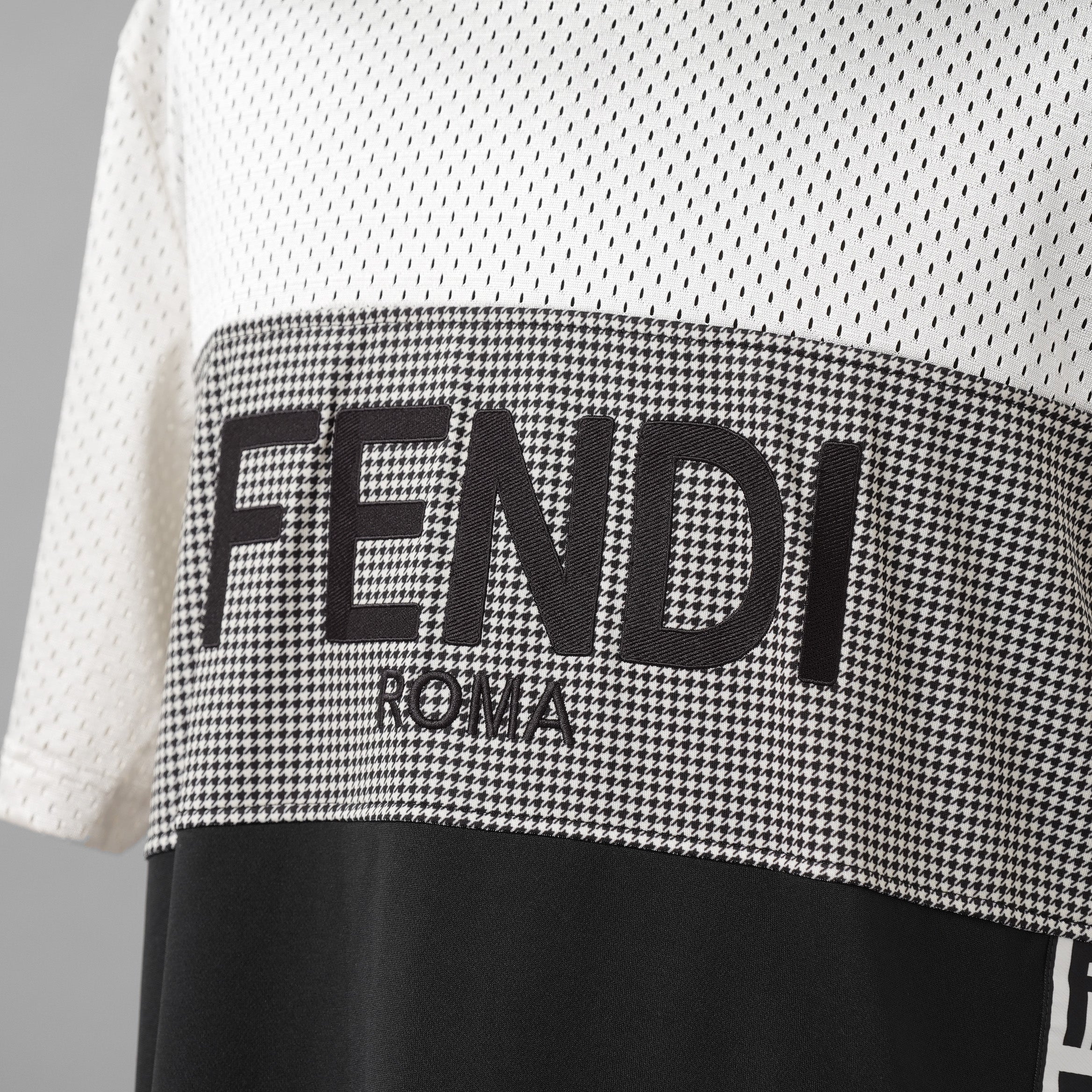 FENDI フェンディ / 美品 22SS テクニカルメッシュ FF柄 サイドテープ ロゴ 半袖TシャツFAF649AL49 / size L (WHITE x BLACK)