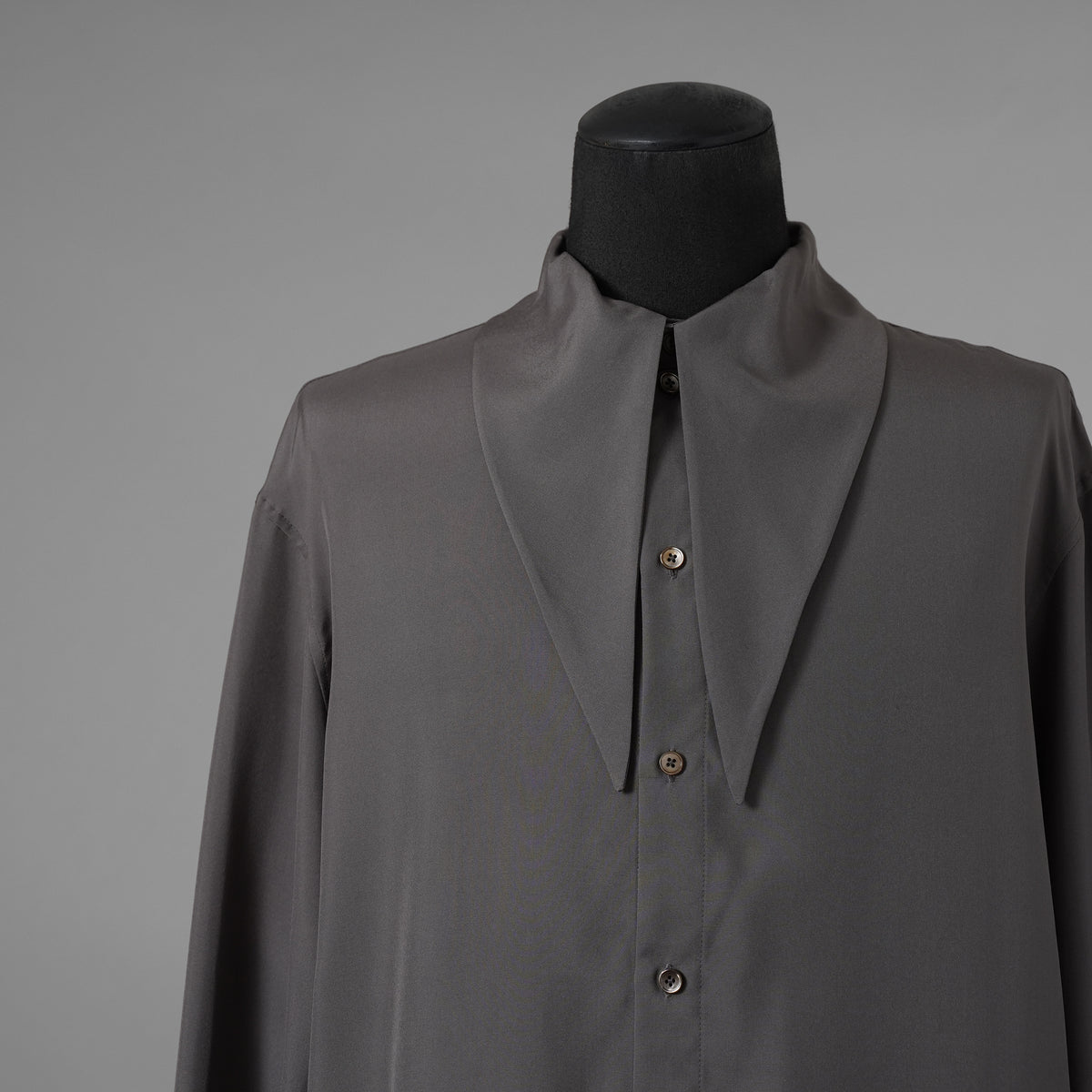 LEMAIRE ルメール / 美品 21AW silk tie neck shirs シルク タイネックシャツ 長袖シャツ / M213 SH174 LF634 / size 48 (CHARCOAL GRAY)  352131-in-ue