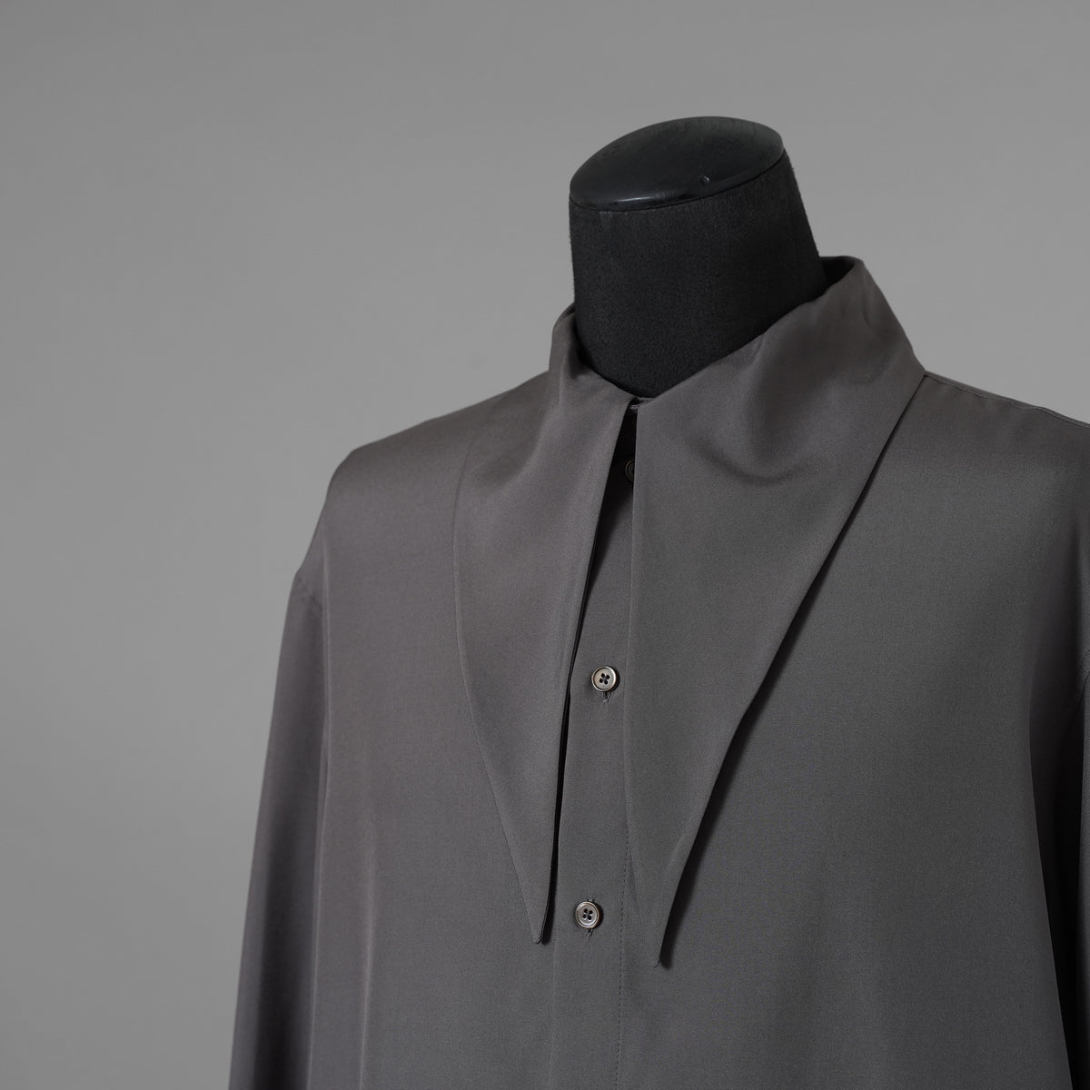 LEMAIRE ルメール / 美品 21AW silk tie neck shirs シルク タイネックシャツ 長袖シャツ / M213 SH174 LF634 / size 48 (CHARCOAL GRAY)  352131-in-ue