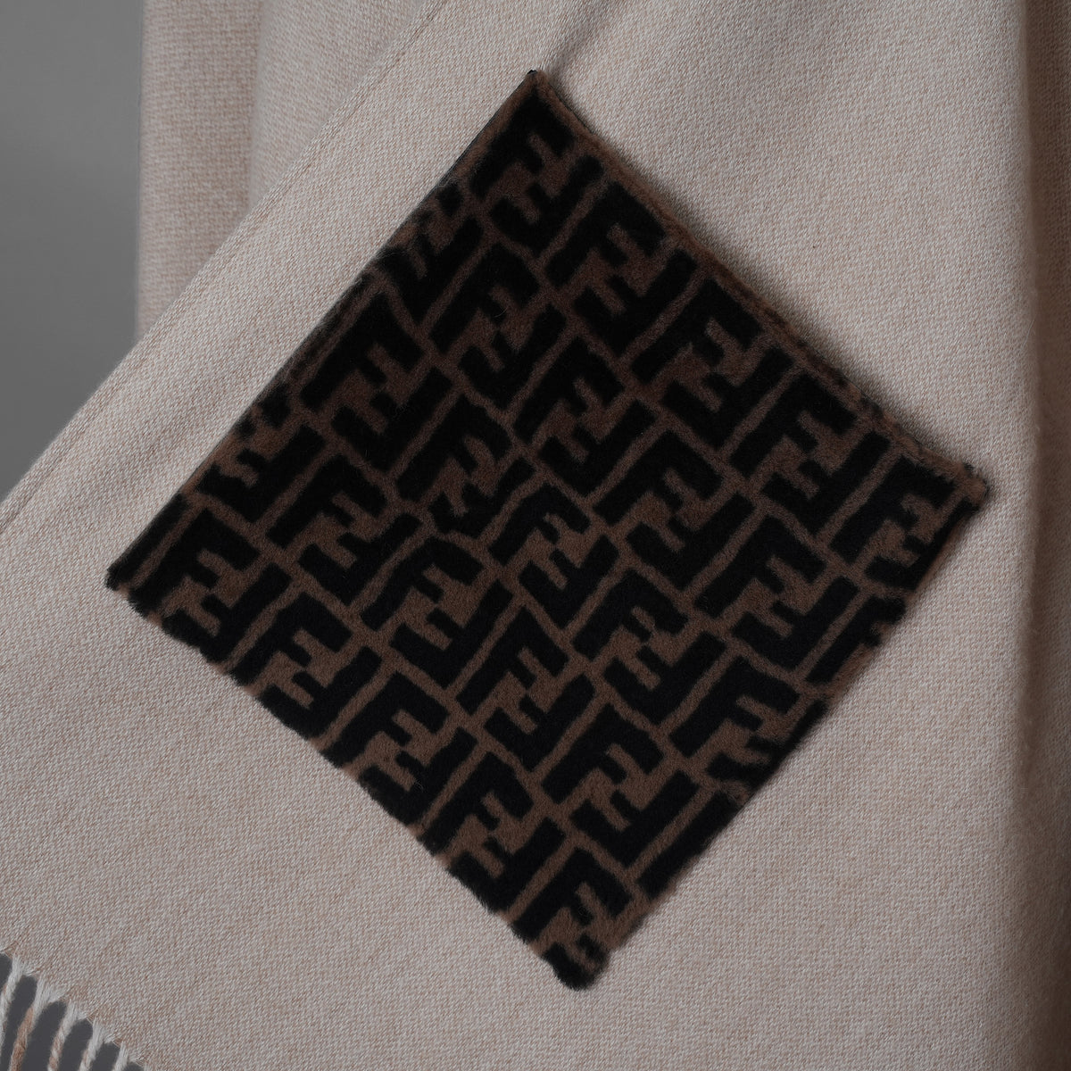 FENDI フェンディ / 美品 19AW FFロゴ ウールカシミヤ ポンチョ アクセサリー / FXX707 A9VR F0NH8 / ONE SIZE (BEIGE) レディース 352129-izm