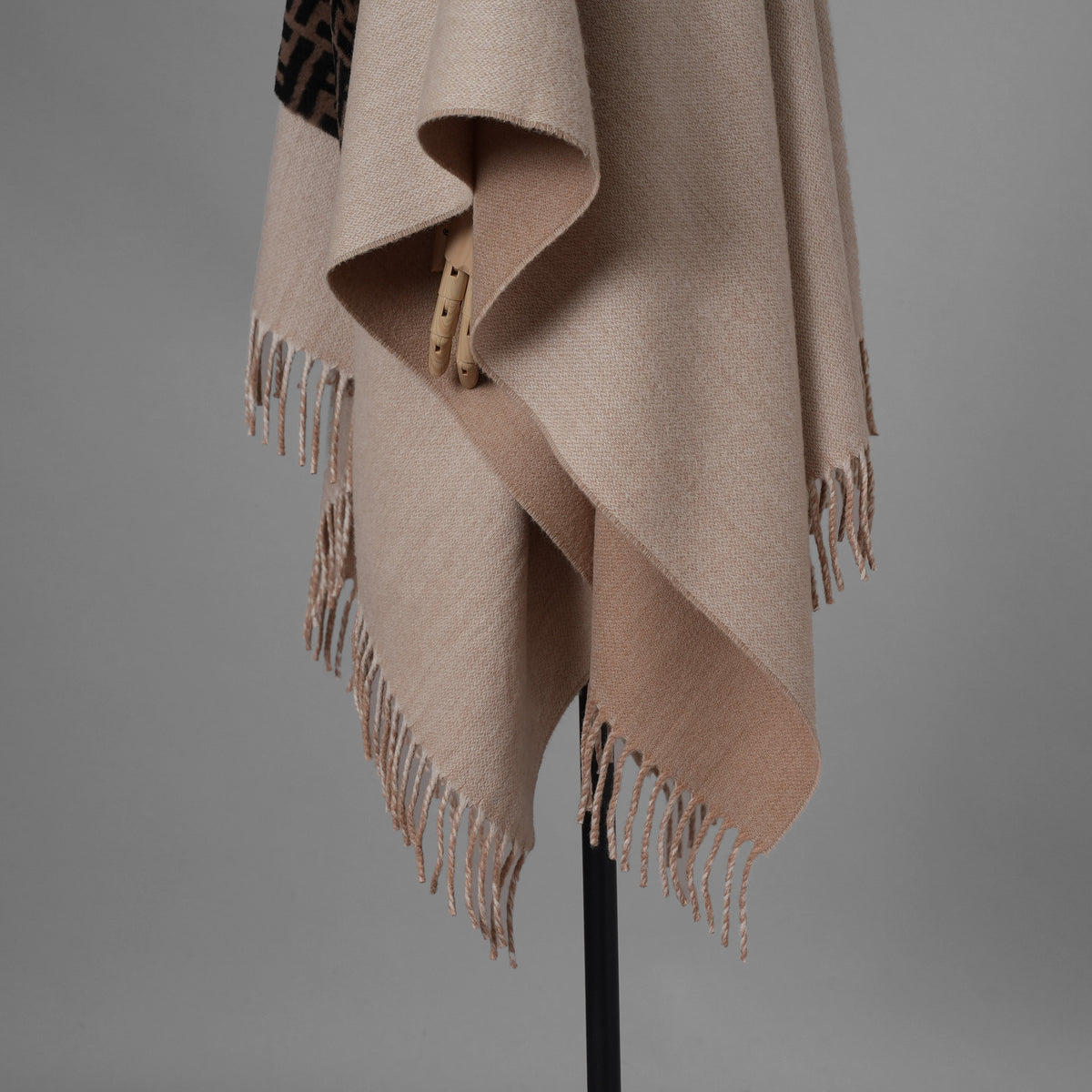 FENDI フェンディ / 美品 19AW FFロゴ ウールカシミヤ ポンチョ アクセサリー / FXX707 A9VR F0NH8 / ONE SIZE (BEIGE) レディース 352129-izm