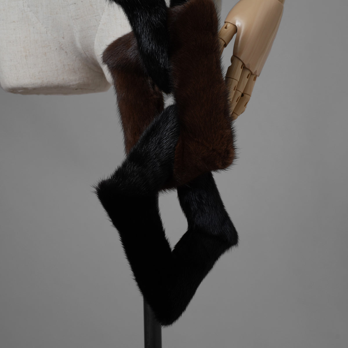 超希少 FENDI フェンディ / 美品 17AW ミンク ファー チェーンリンク マフラー  / FNG049 A140 F0GMF / ONE SIZE (BLACK × DARK BROWN) レディース 352128-izm アクセサリー
