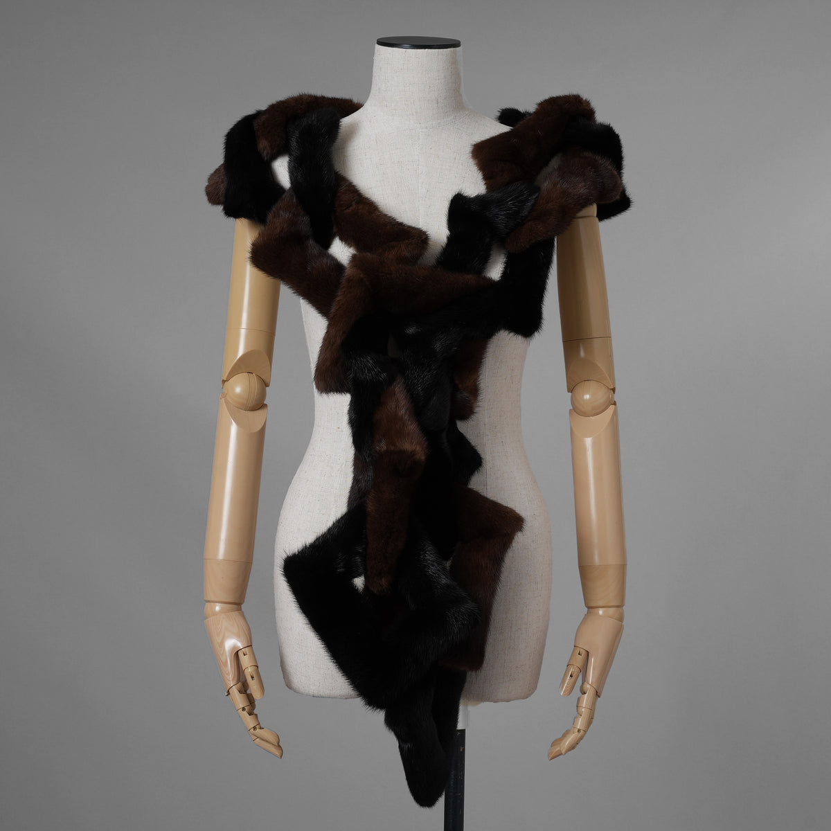 超希少 FENDI フェンディ / 美品 17AW ミンク ファー チェーンリンク マフラー  / FNG049 A140 F0GMF / ONE SIZE (BLACK × DARK BROWN) レディース 352128-izm アクセサリー