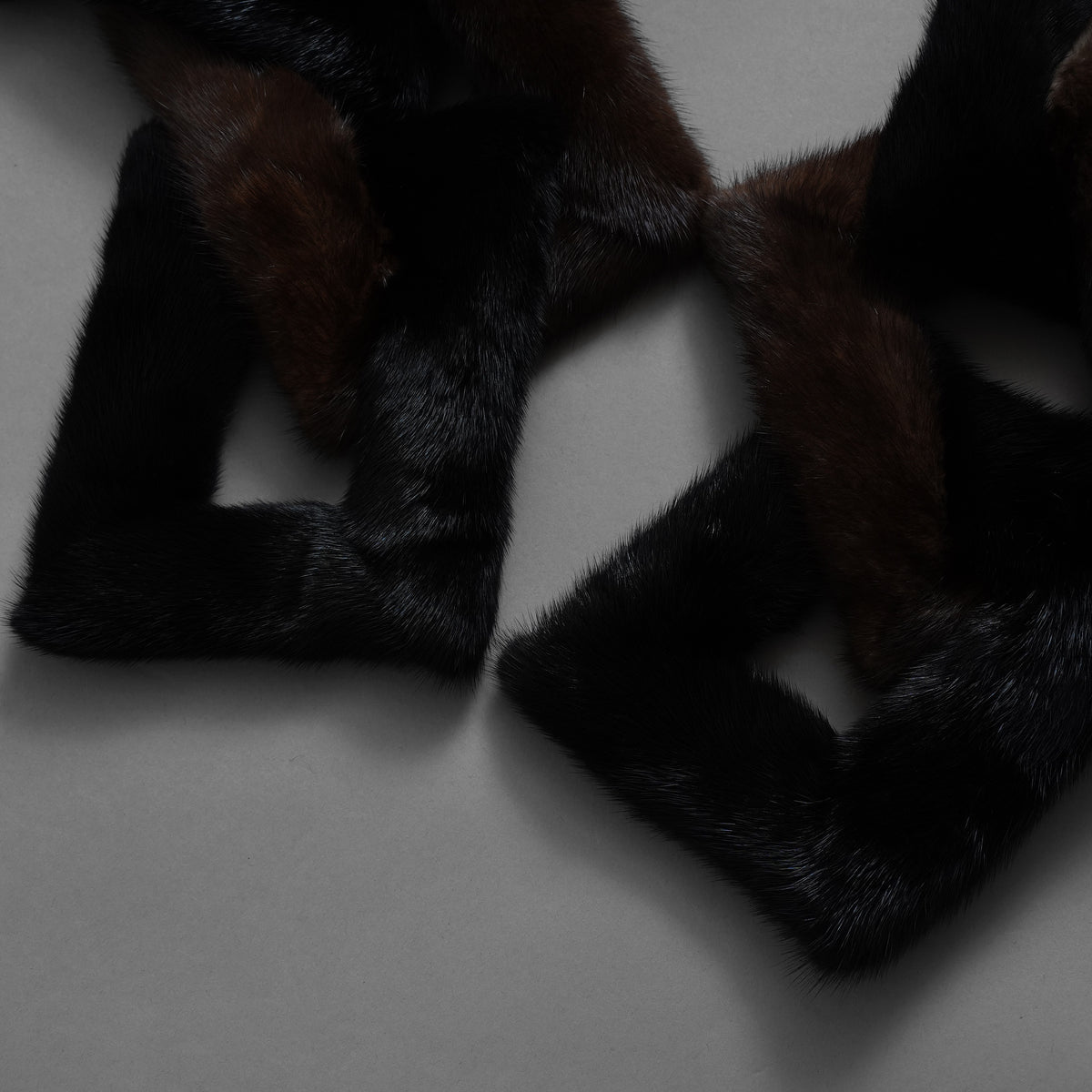 超希少 FENDI フェンディ / 美品 17AW ミンク ファー チェーンリンク マフラー  / FNG049 A140 F0GMF / ONE SIZE (BLACK × DARK BROWN) レディース 352128-izm アクセサリー