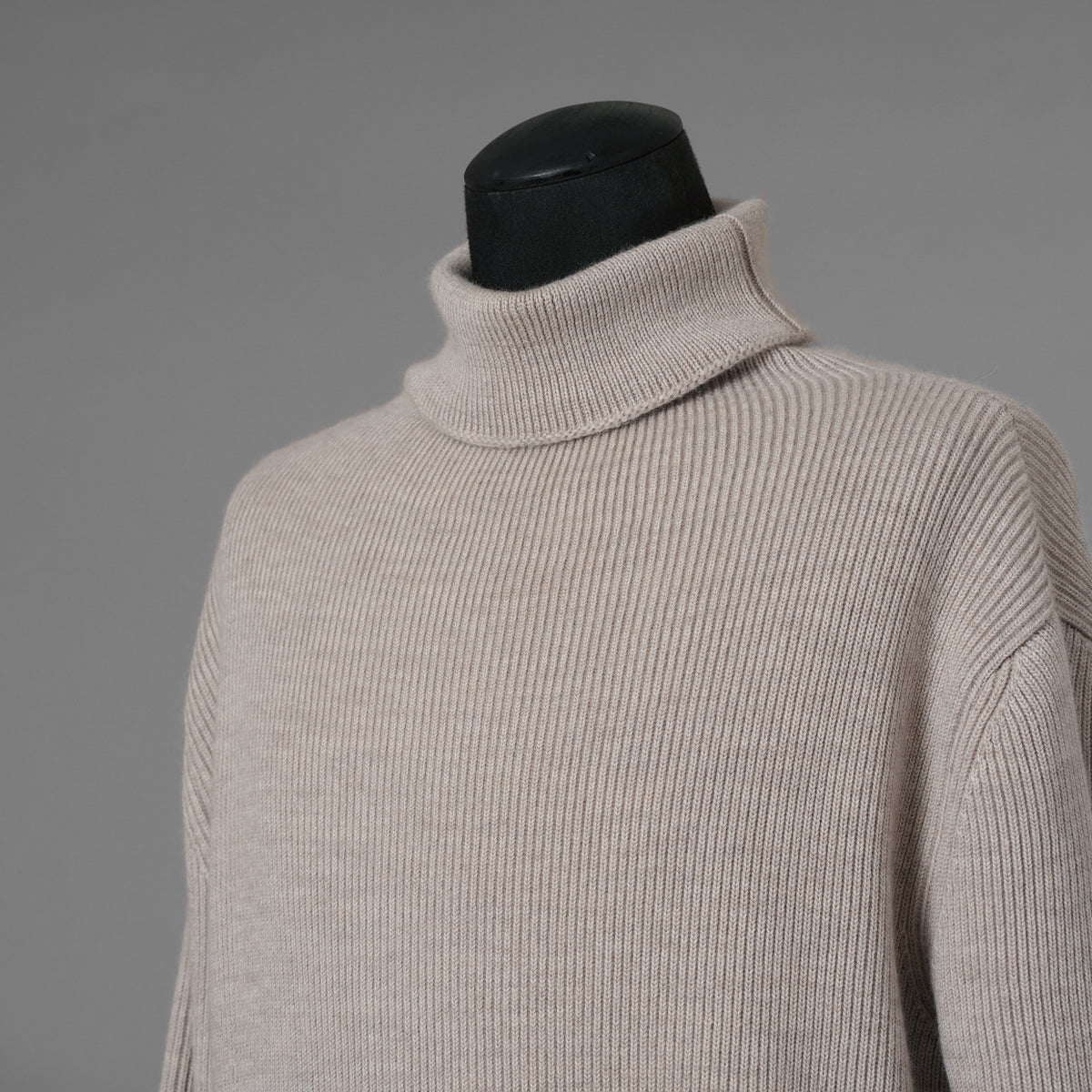 SUS-SOUS シュスー / 美品 20AW Fisherman's turtle neck sweater フィッシャーマンズ タートルネック セーター 長袖 ニット / 06-SS01615 / size 9 (BEIGE)  123049-alm