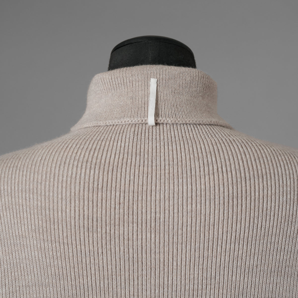SUS-SOUS シュスー / 美品 20AW Fisherman's turtle neck sweater フィッシャーマンズ タートルネック セーター 長袖 ニット / 06-SS01615 / size 9 (BEIGE)  123049-alm