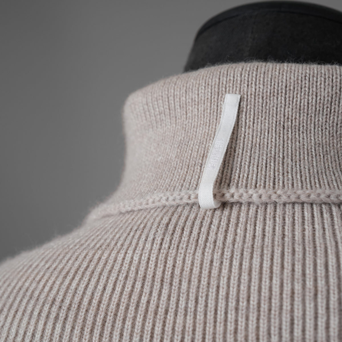 SUS-SOUS シュスー / 美品 20AW Fisherman's turtle neck sweater フィッシャーマンズ タートルネック セーター 長袖 ニット / 06-SS01615 / size 9 (BEIGE)  123049-alm