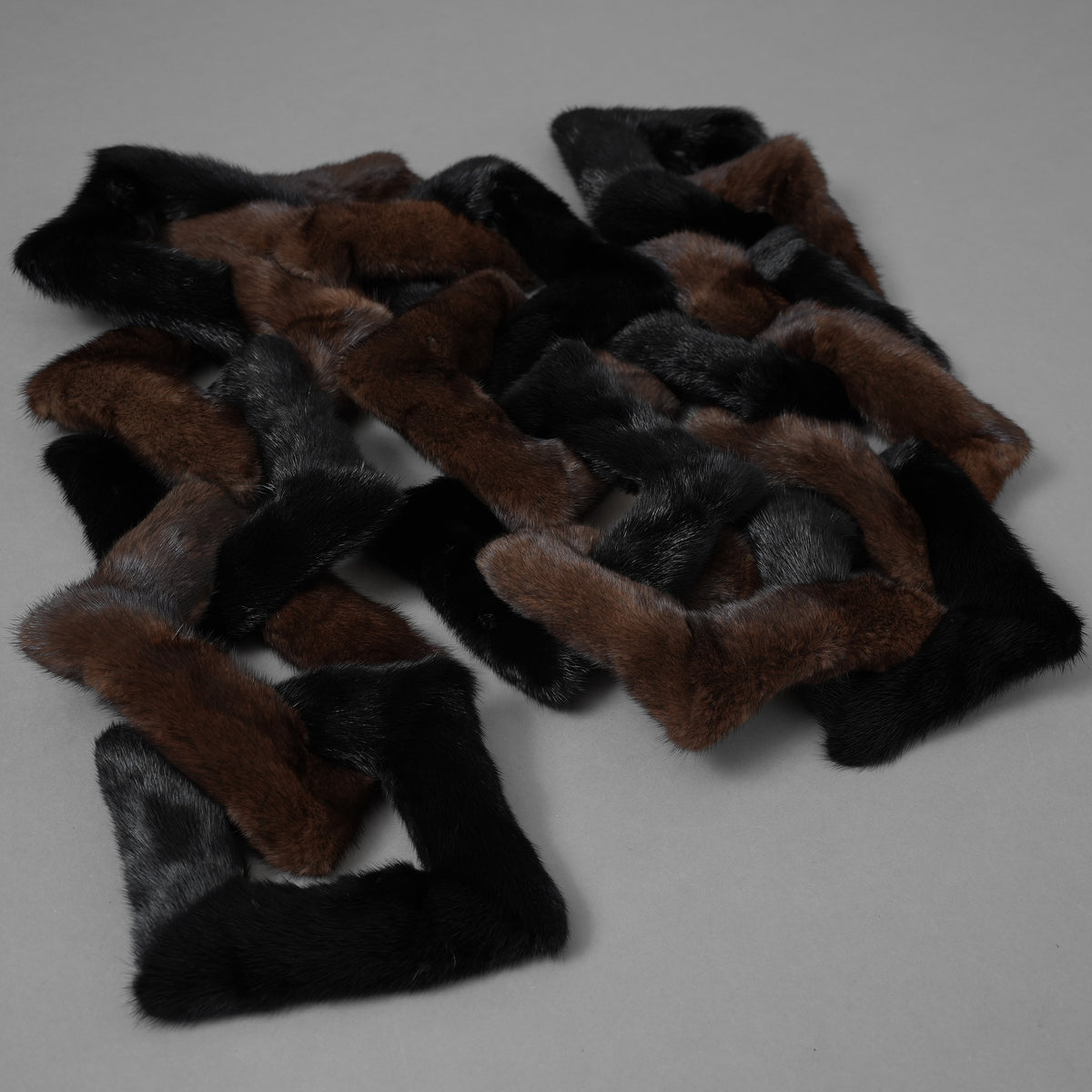 超希少 FENDI フェンディ / 美品 17AW ミンク ファー チェーンリンク マフラー  / FNG049 A140 F0GMF / ONE SIZE (BLACK × DARK BROWN) レディース 352128-izm アクセサリー