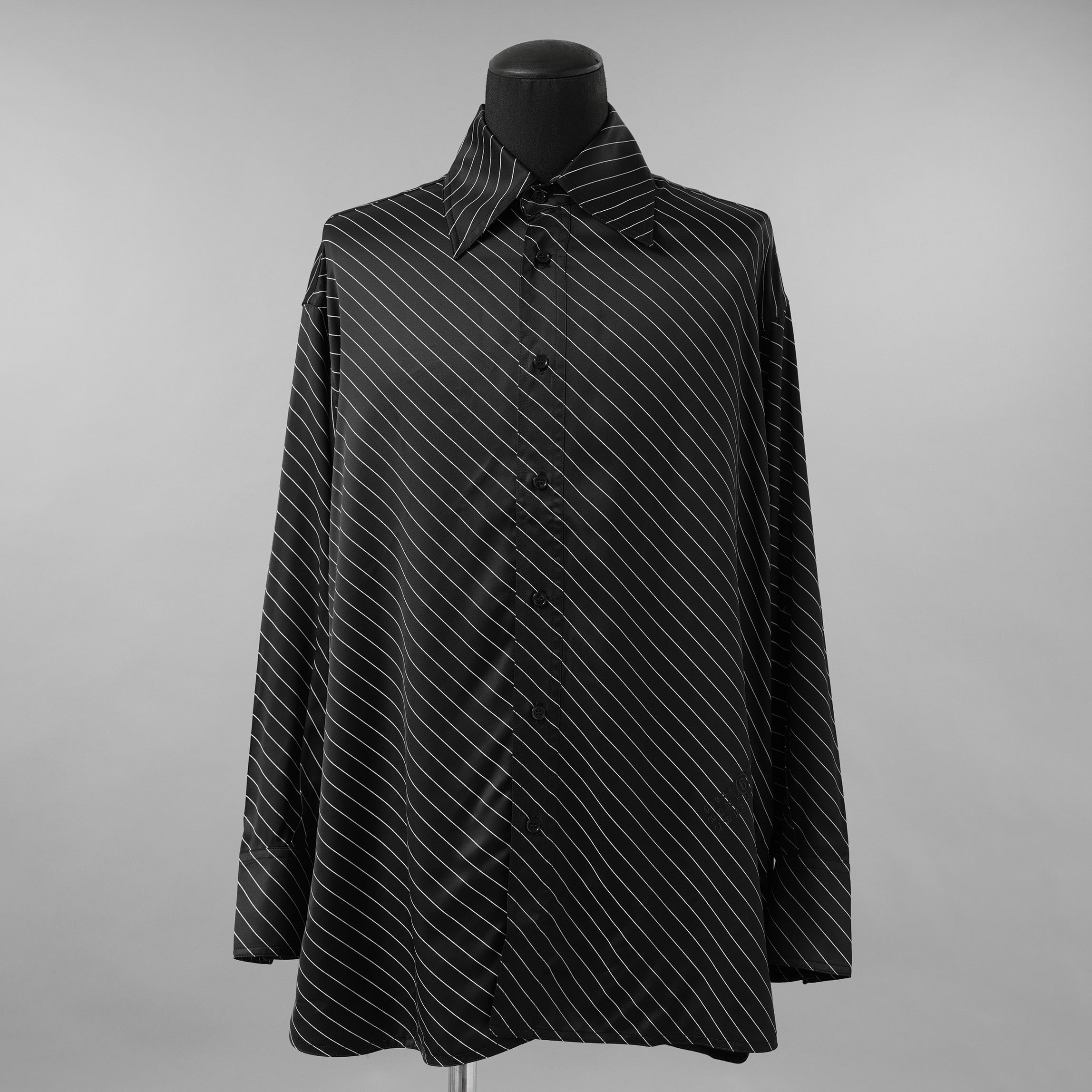 MM6 Maison Margiela エムエムシックス メゾンマルジェラ / 美品 23SS オーバーサイズビスコースシャツ 長袖シャツ/ S52DT0025 S78325 / size XS (BLACK)