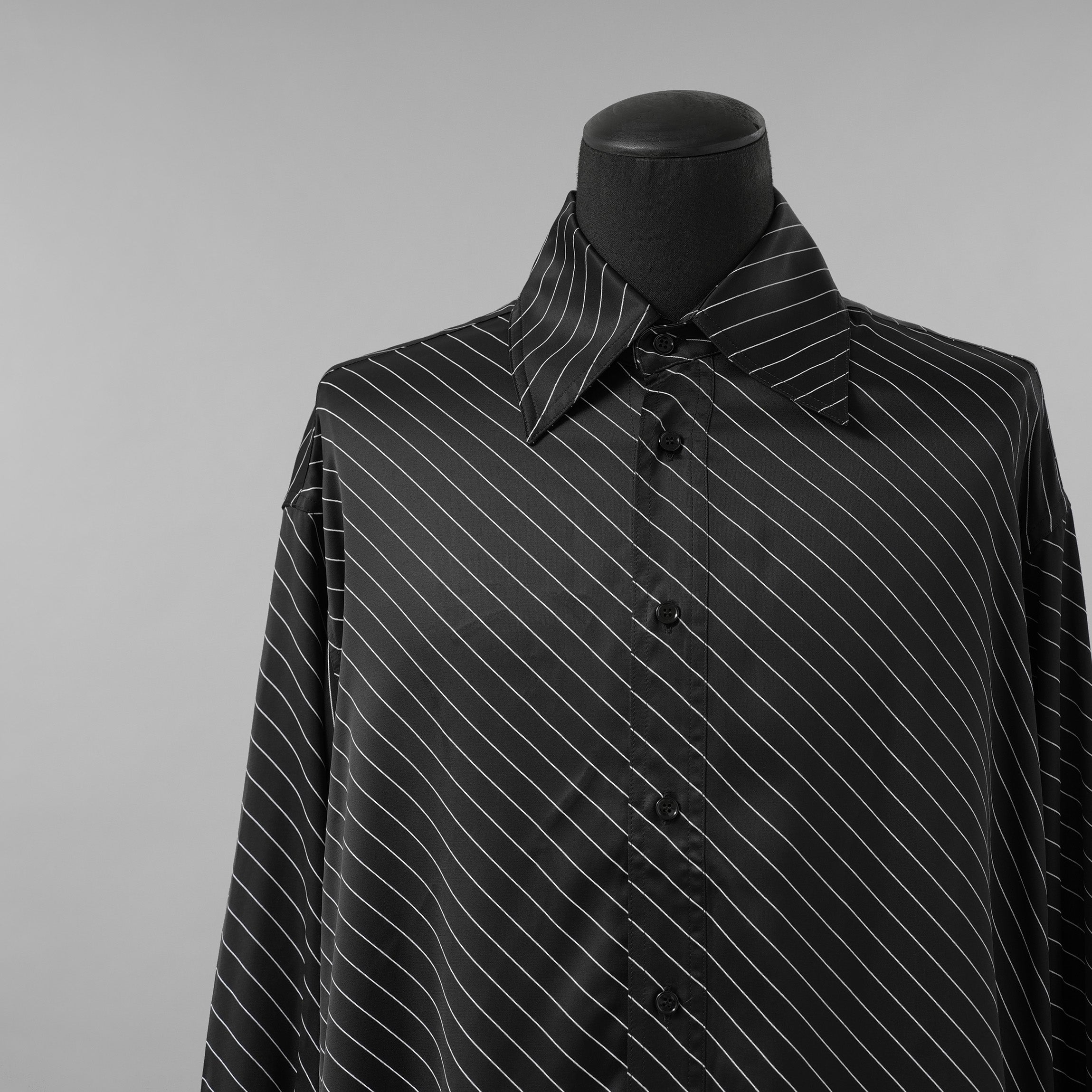 MM6 Maison Margiela エムエムシックス メゾンマルジェラ / 美品 23SS オーバーサイズビスコースシャツ 長袖シャツ/ S52DT0025 S78325 / size XS (BLACK)